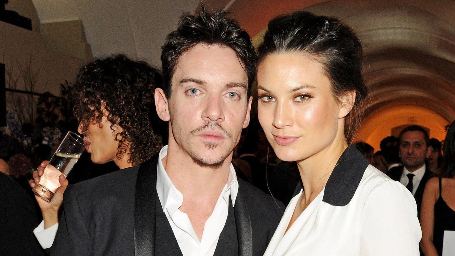 Jonathan Rhys Meyers i Victoria Keon-Cohen