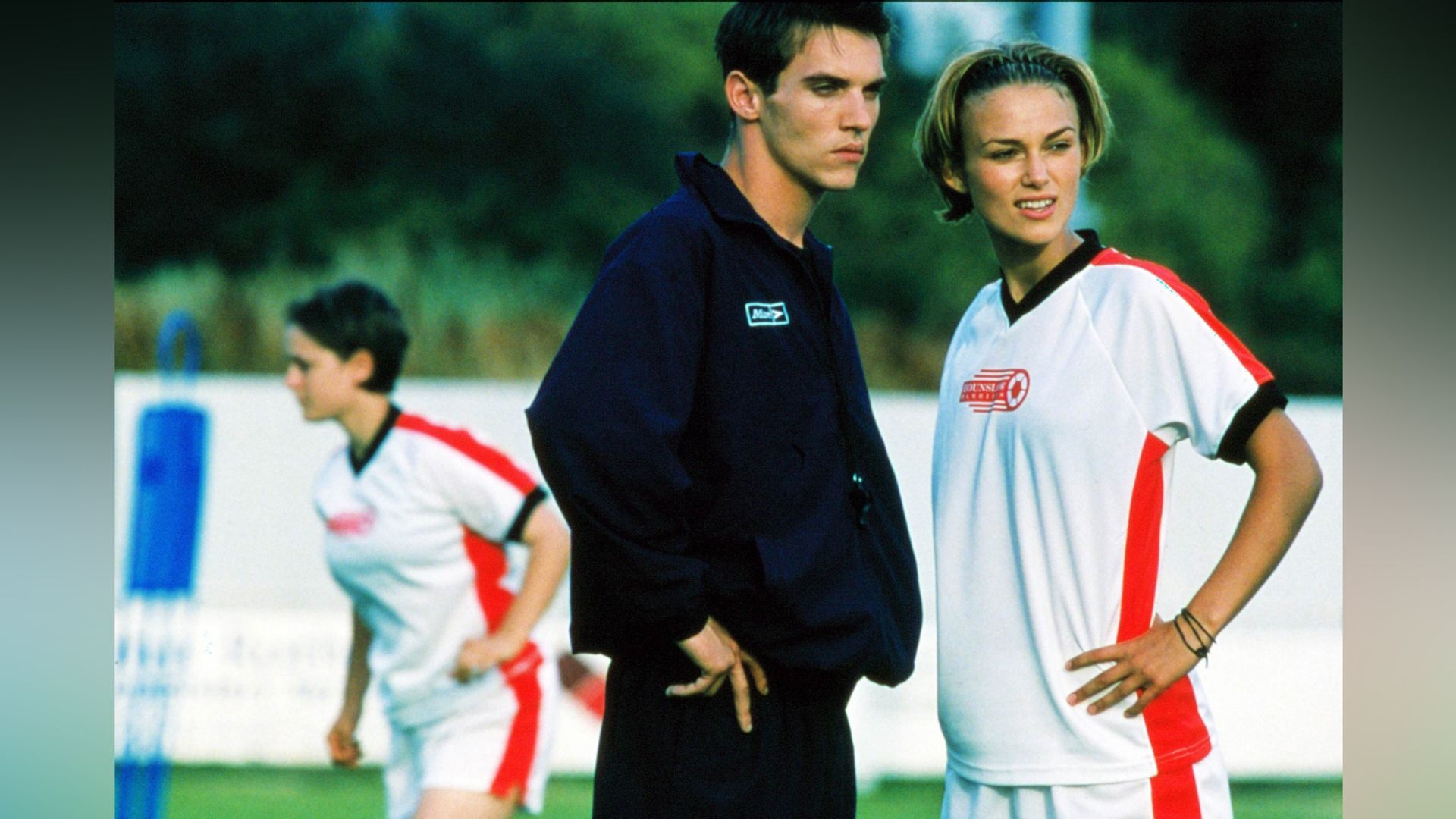 Jonathan Rhys Meyers w filmie „Bend It Like Beckham”