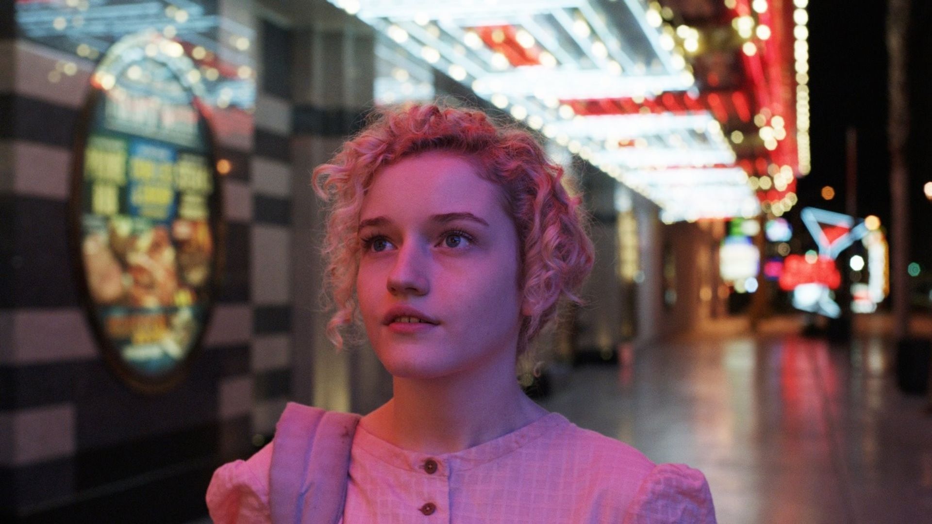 Julia Garner w filmie "Electrick Children"