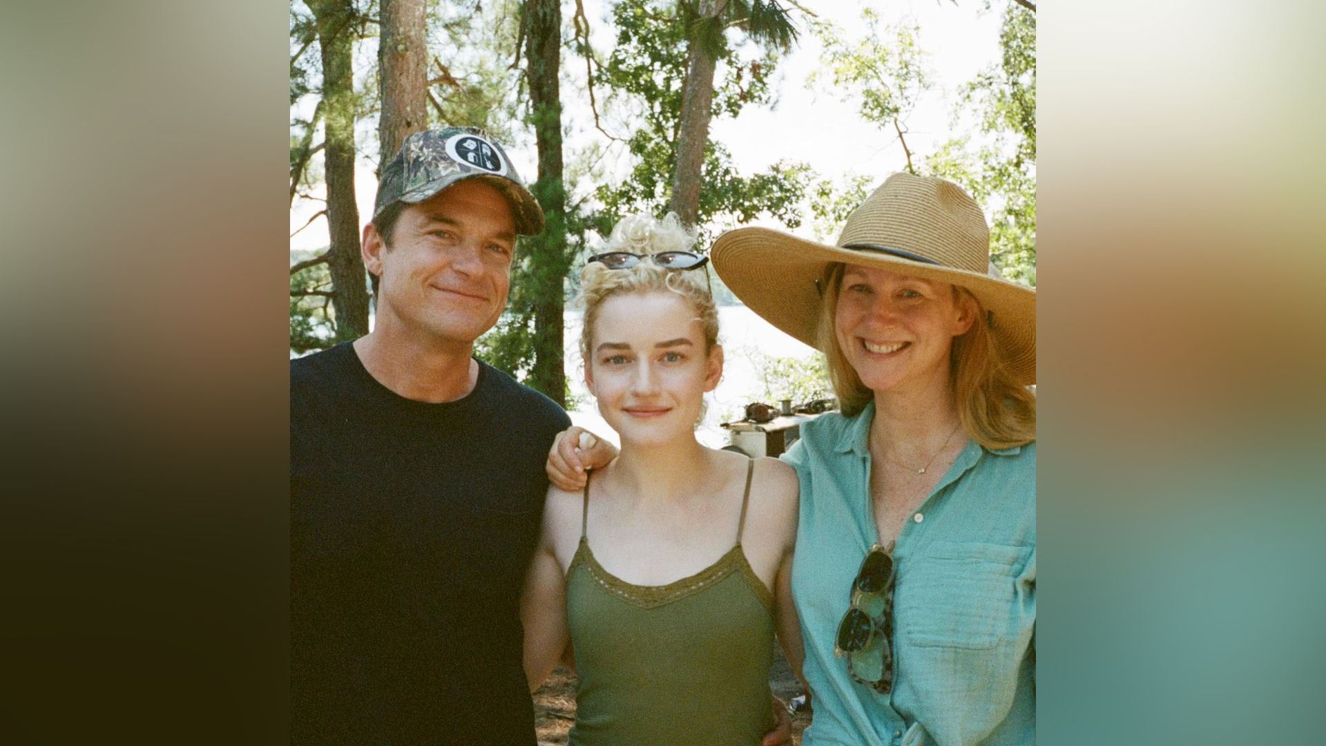 Julia Garner z kolegami z serialu Ozark