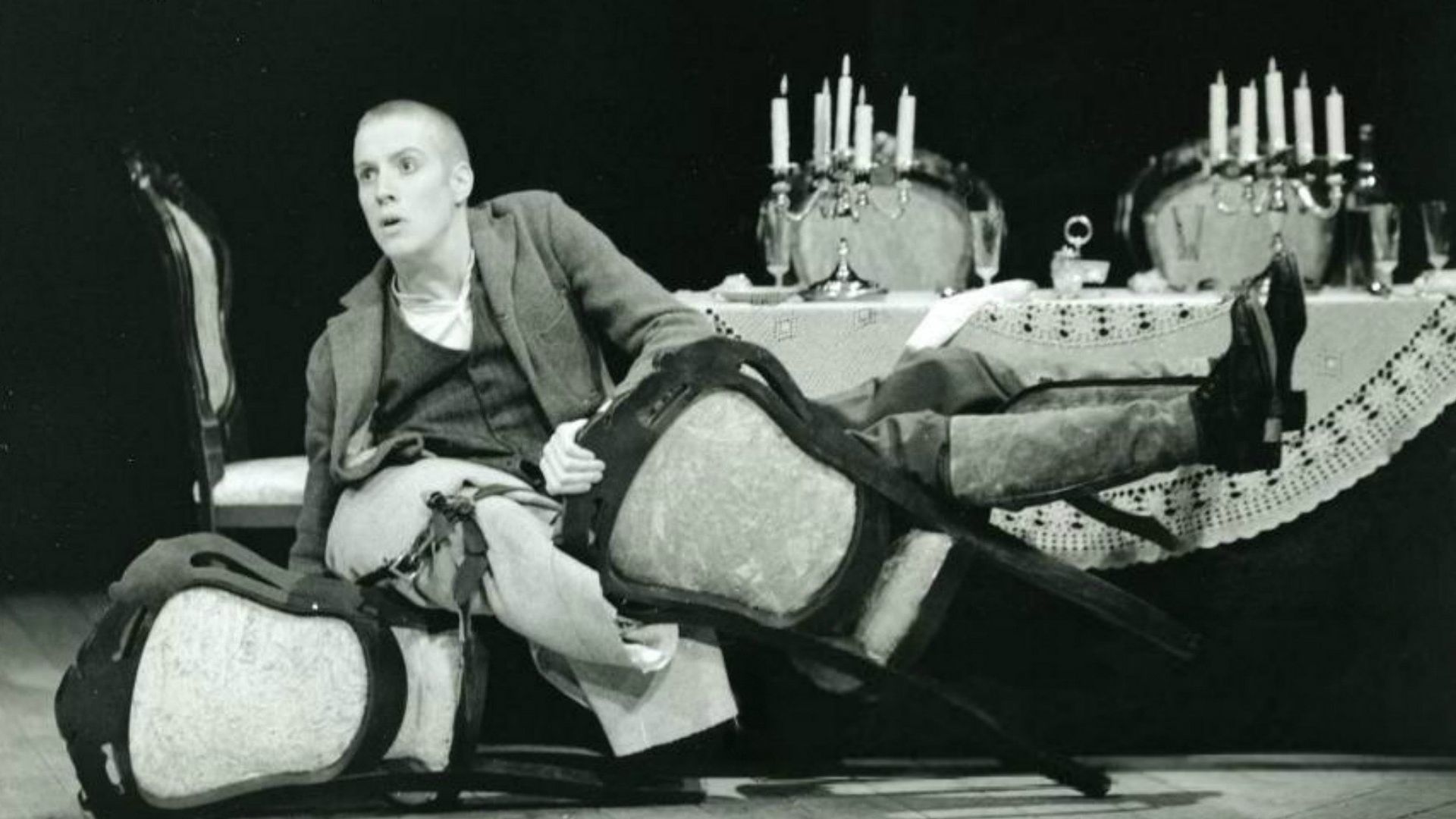 Rhys Ifans jako młody człowiek na scenie teatralnej
