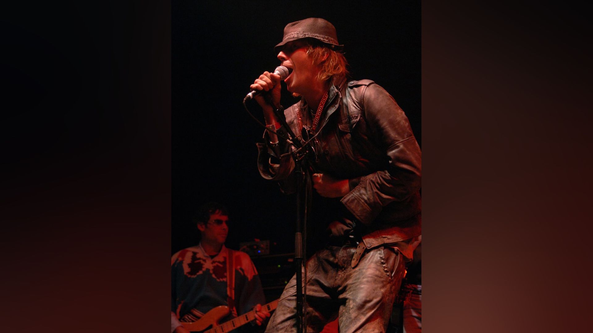 Rhys Ifans podczas koncertu zespołu The Peth