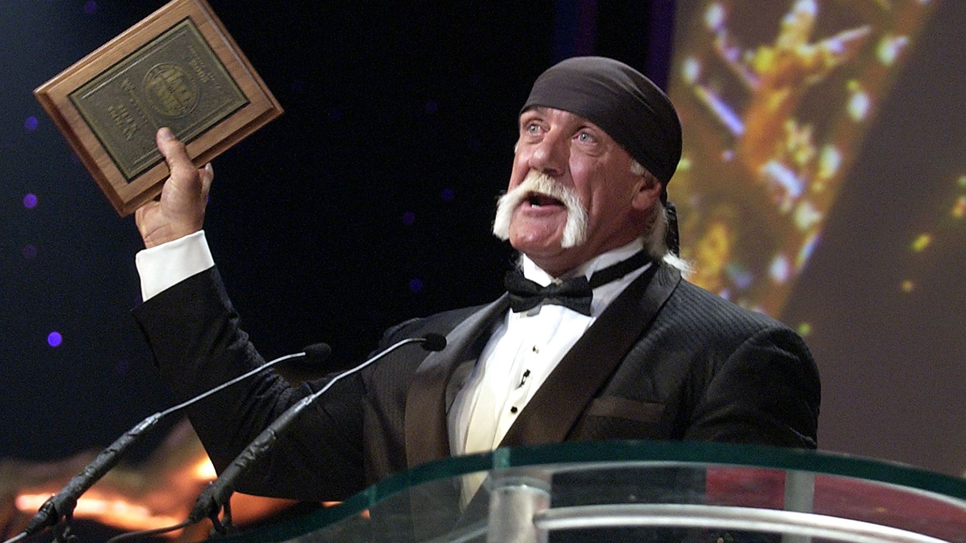 Hulk Hogan na ceremonii wprowadzenia do WWE Hall of Fame (2005)