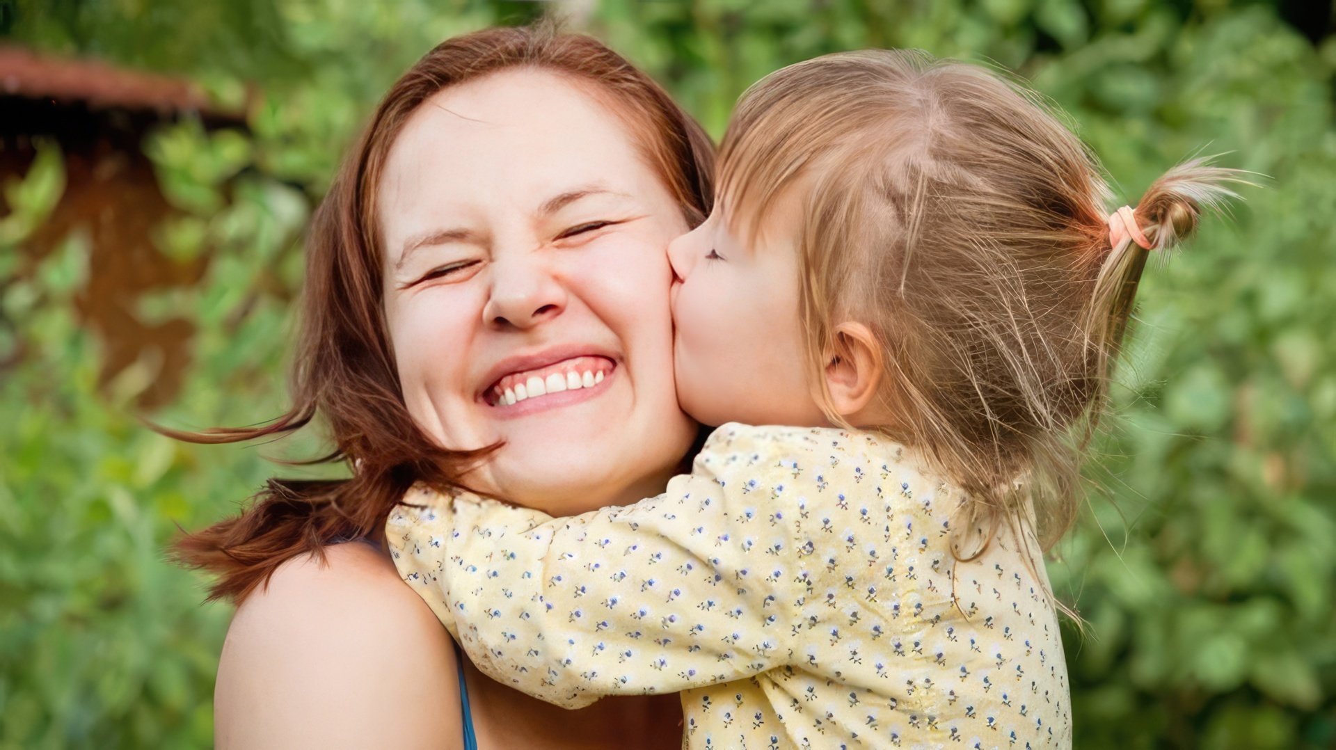 Mama-Bliźnięta daje swojemu dziecku pozytywność i radość