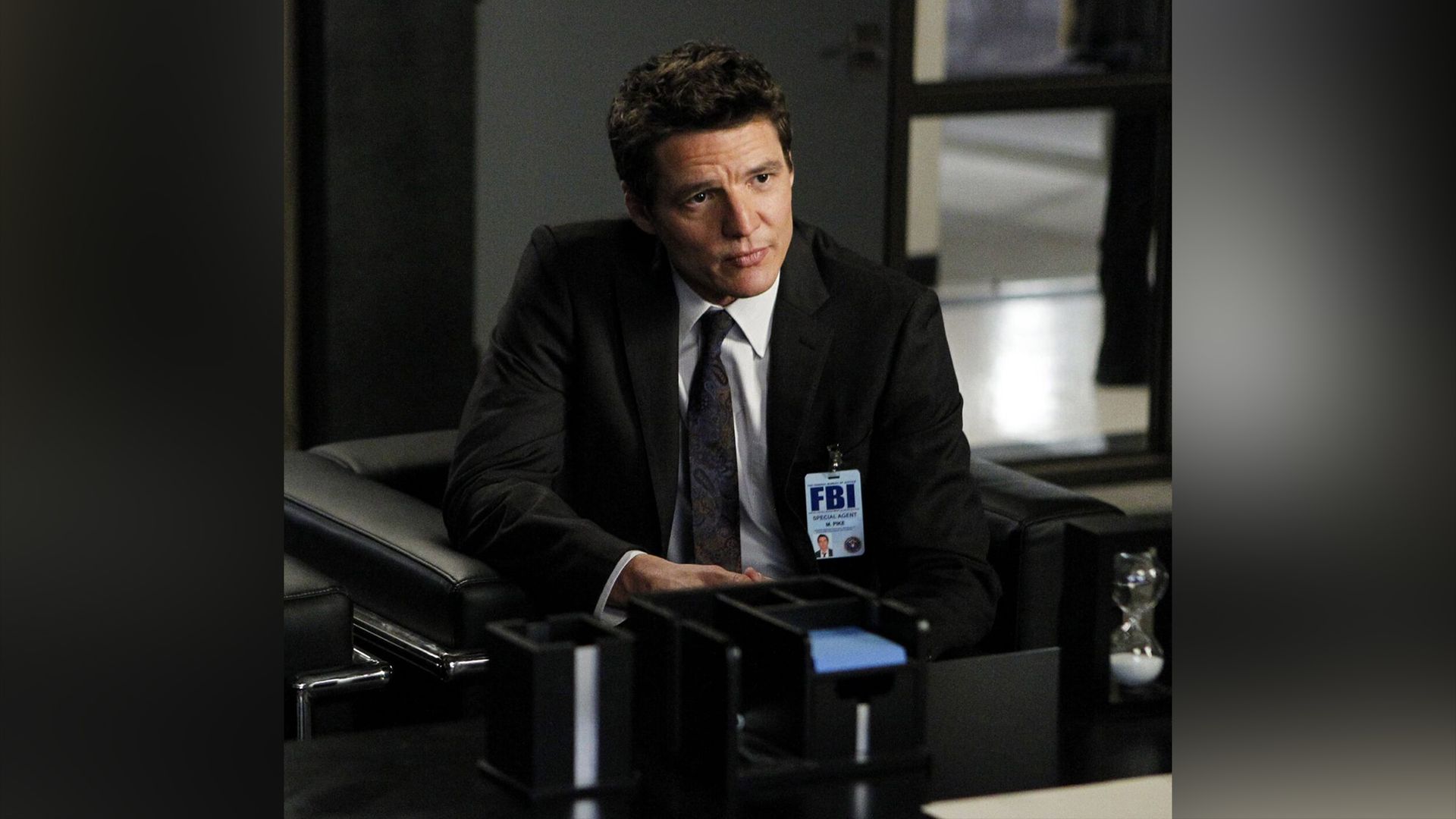 Pedro Pascal w serialu "The Mentalist"