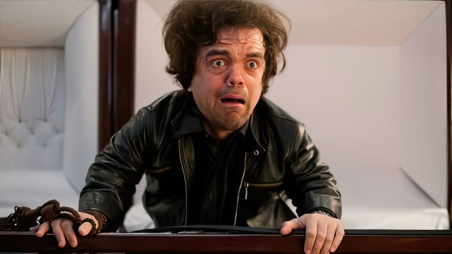 Ekscentryczna postać Petera Dinklage'a w "Death at a Funeral"