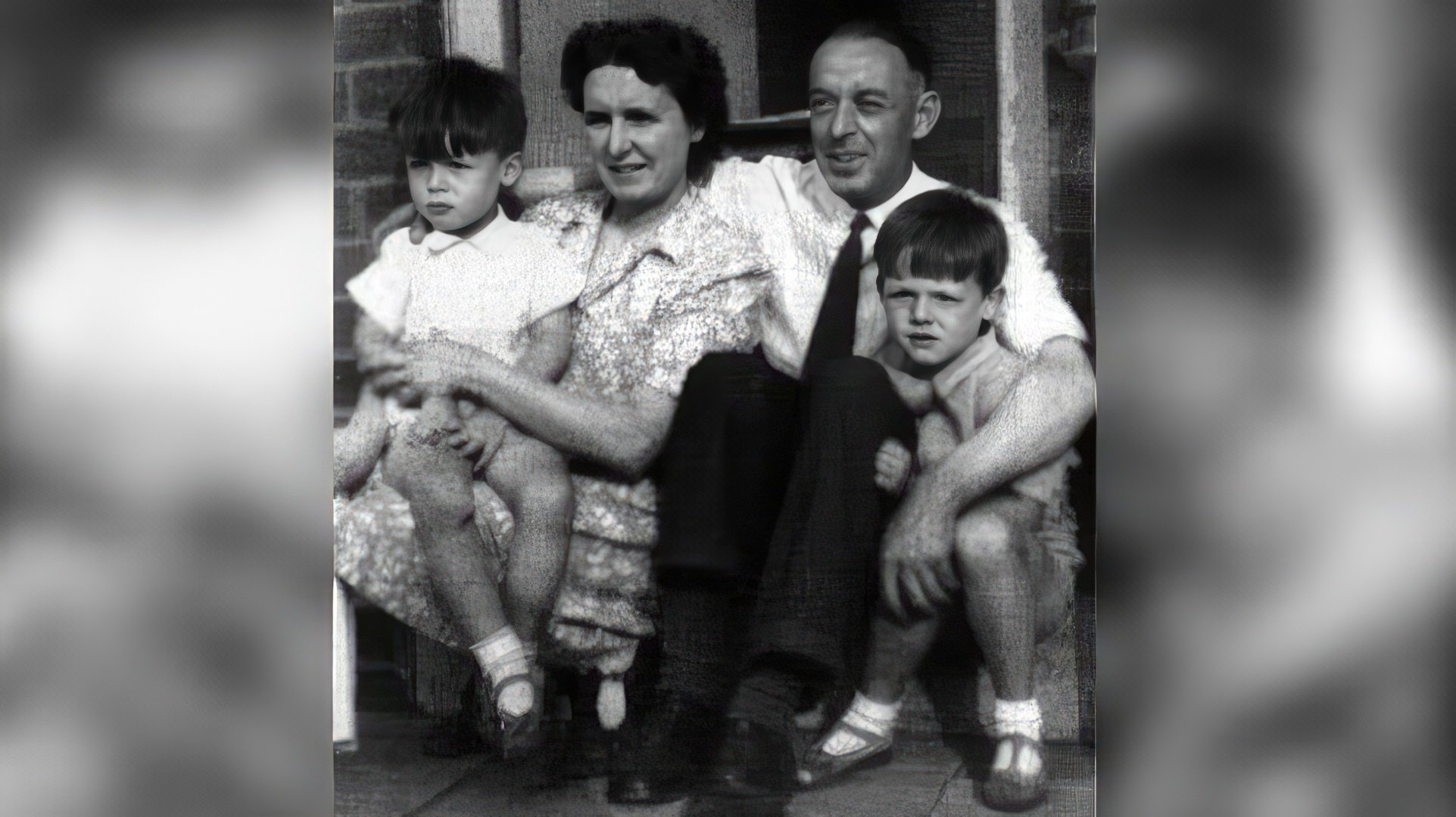 Paul McCartney (po prawej) z rodzicami i bratem