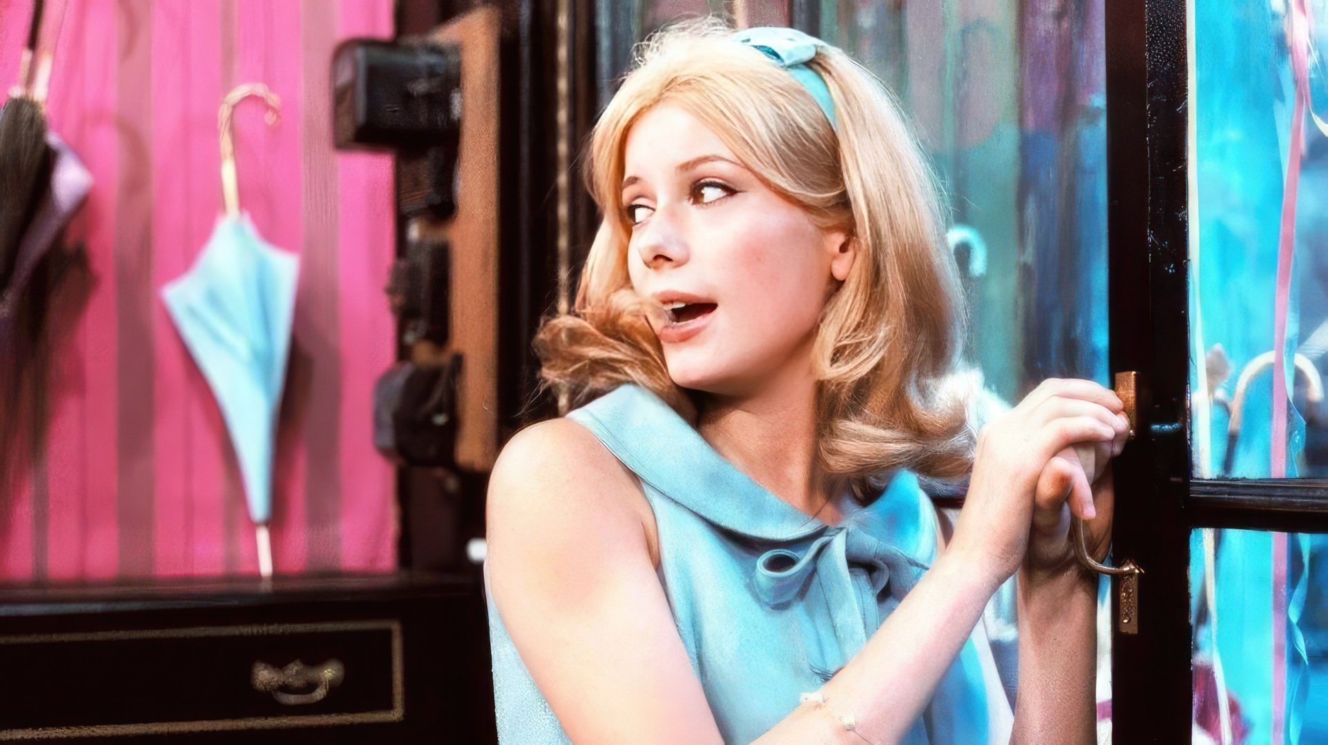 Catherine Deneuve w The Umbrellas of Cherbourg