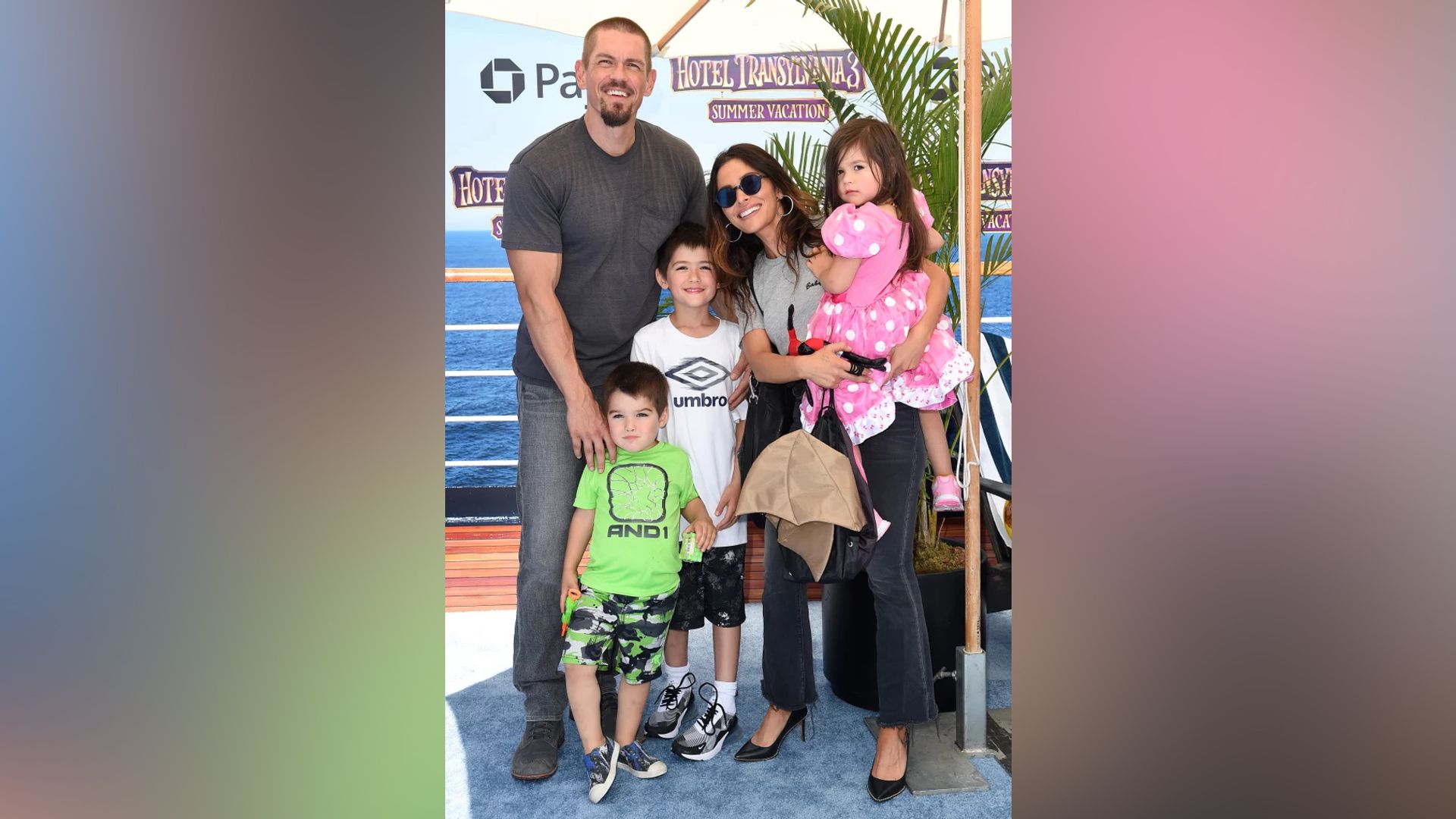 Sarah Shahi i Steve Howey z dziećmi