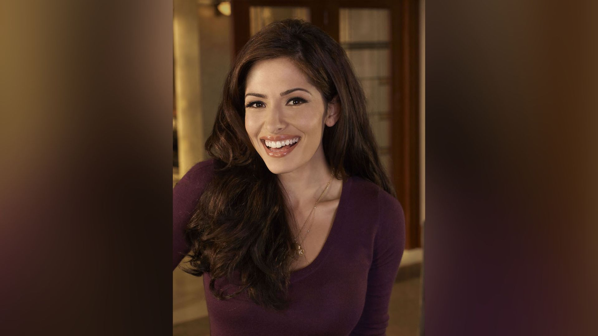 Sarah Shahi w Fairy Legal