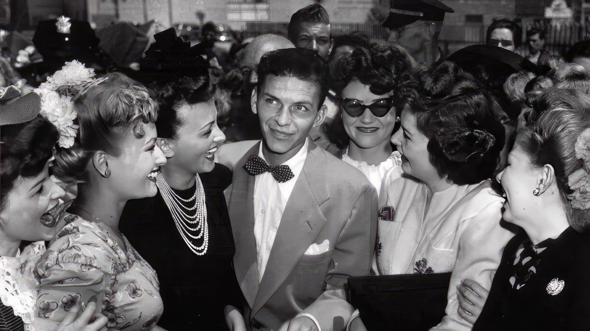 Frank Sinatra z fankami