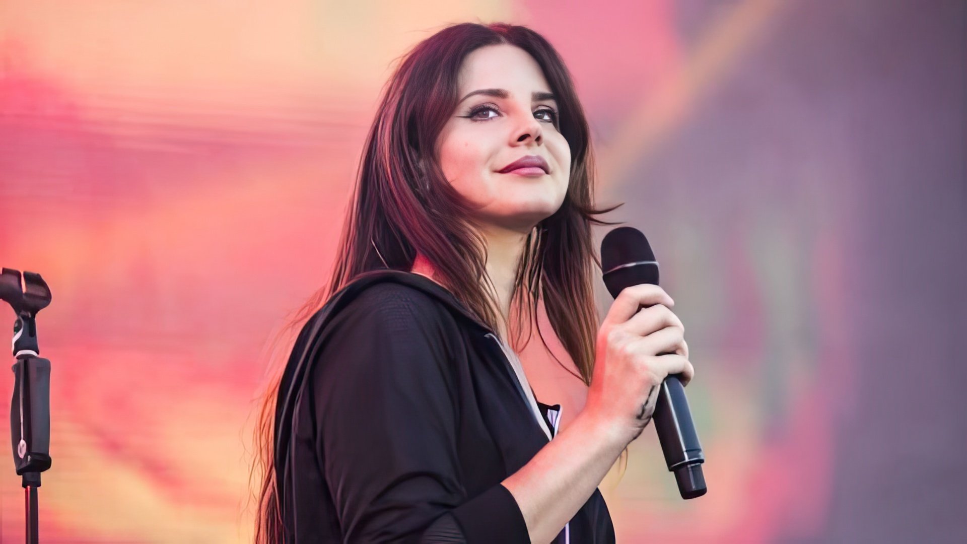 W 2018 roku Lana Del Rey wyruszyła w światowe tournée promujące nowy album