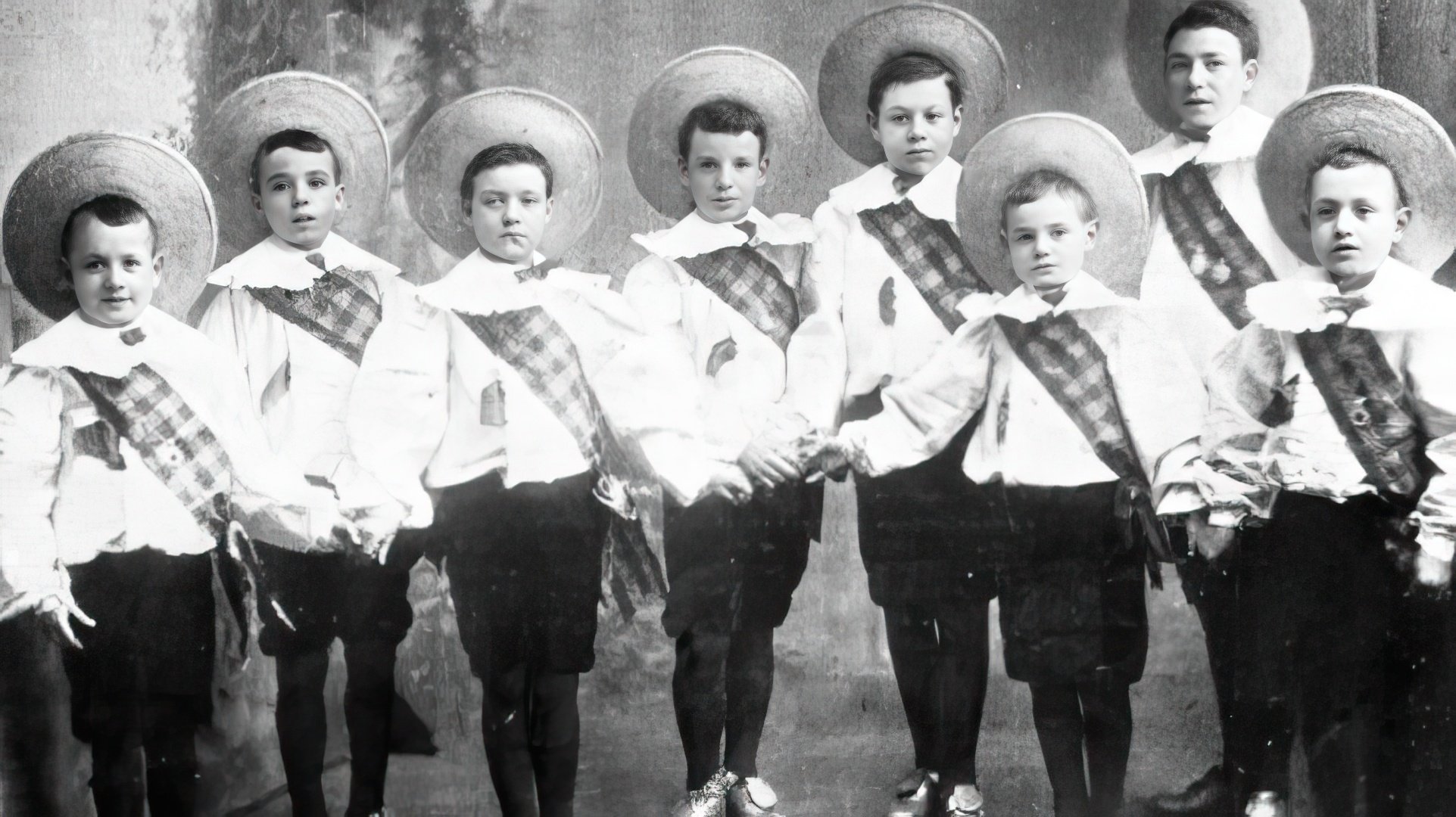 Zespół 'Eight Lancashire Lads' (Chaplin drugi od lewej)