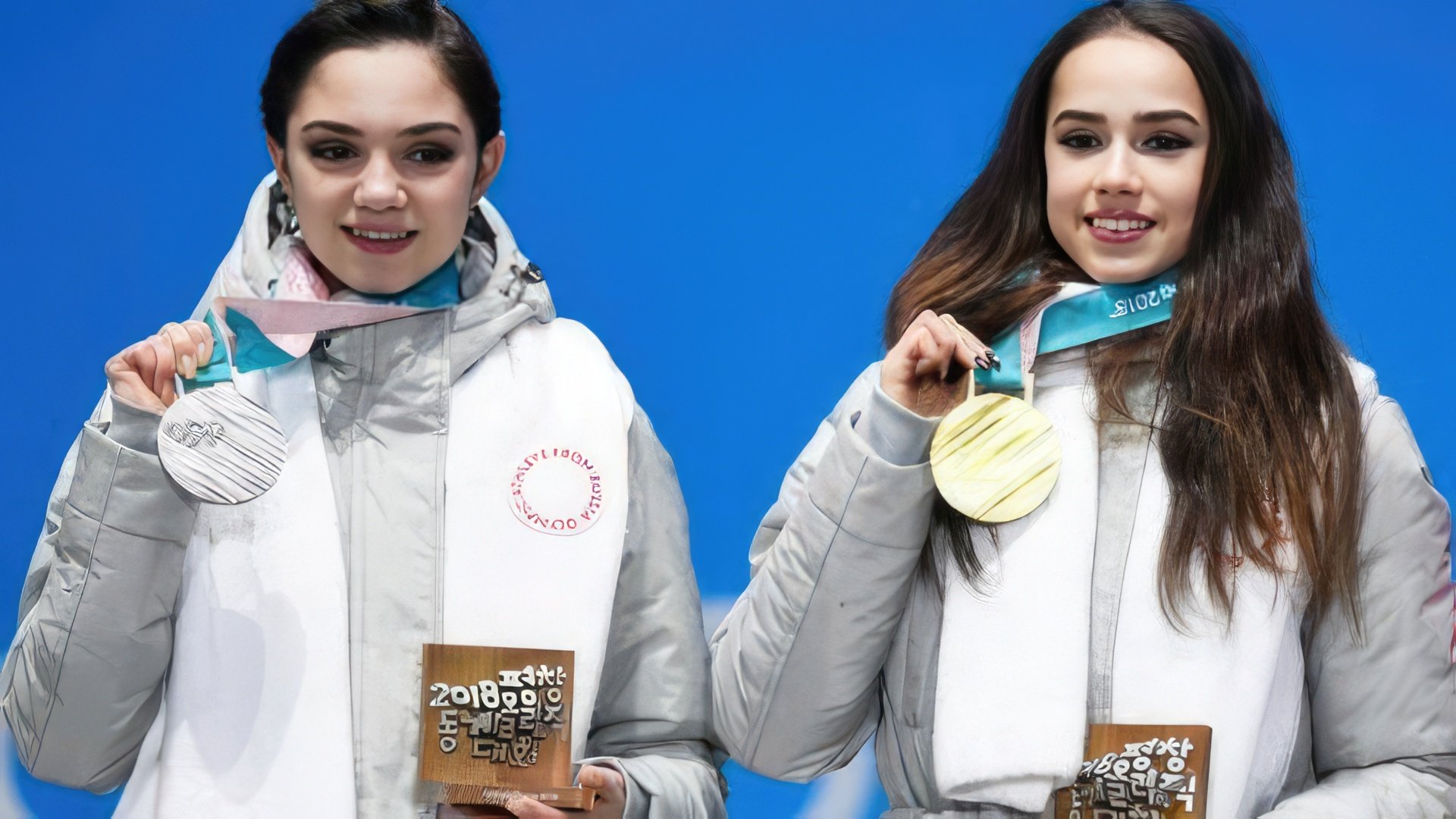 Jewgienija Miedwiediewa i Alina Zagitova podczas ceremonii wręczenia medali na Igrzyskach Olimpijskich 2018