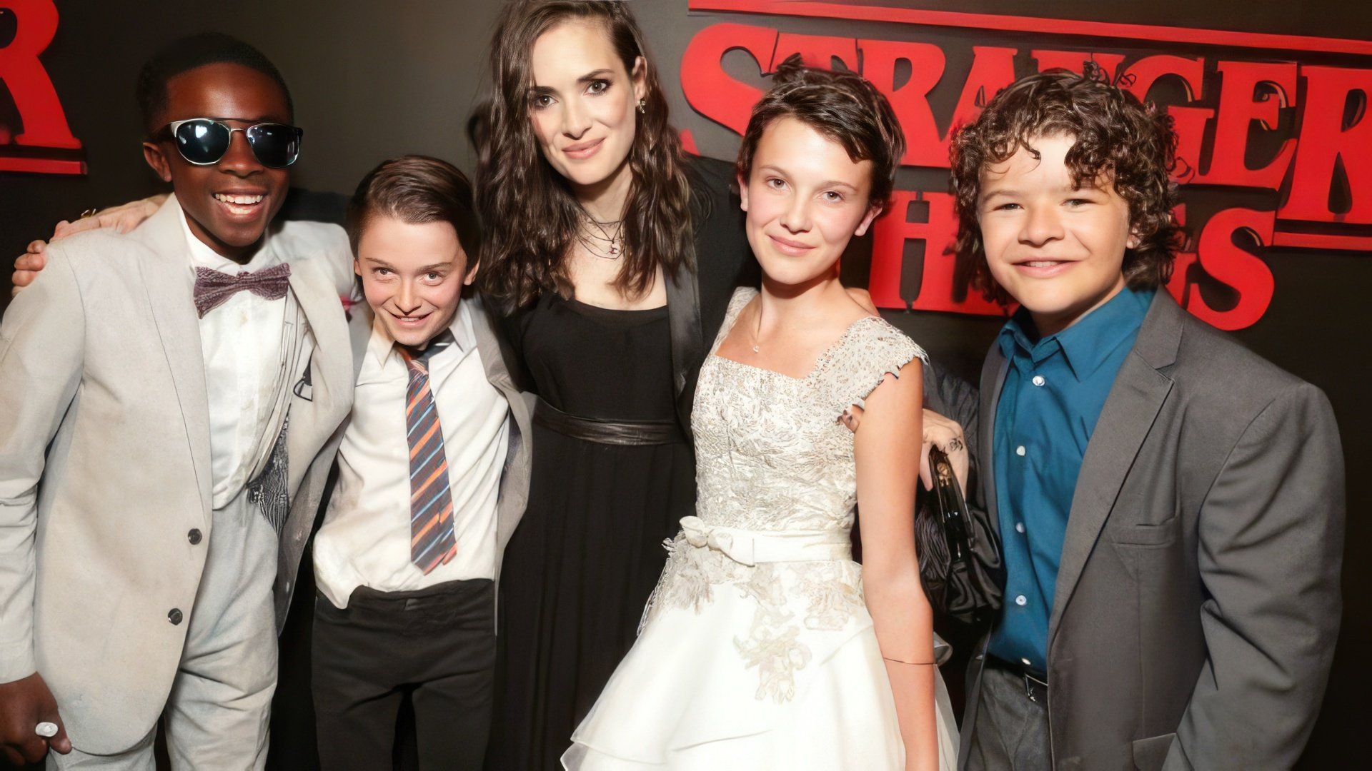 Millie Bobby Brown z koleżankami na planie serialu