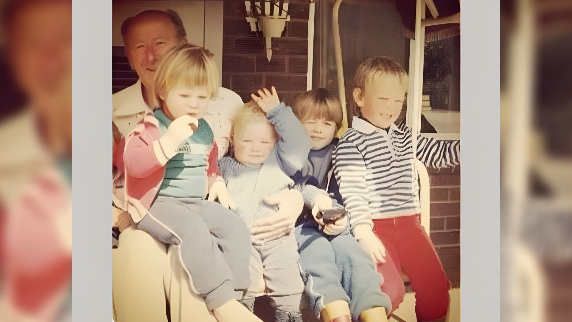 Liam Hemsworth z braćmi w dzieciństwie (Liam w czerwonej kurtce)