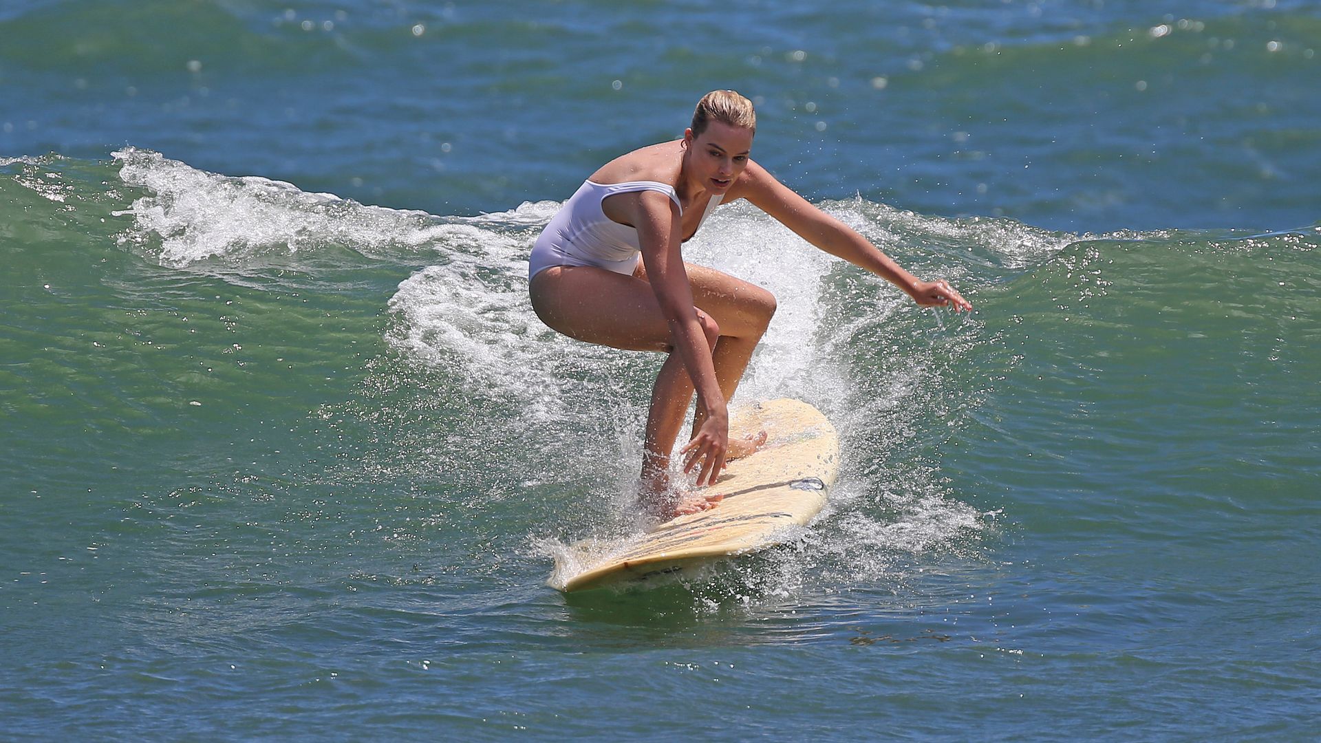 Margot Robbie w stroju kąpielowym
