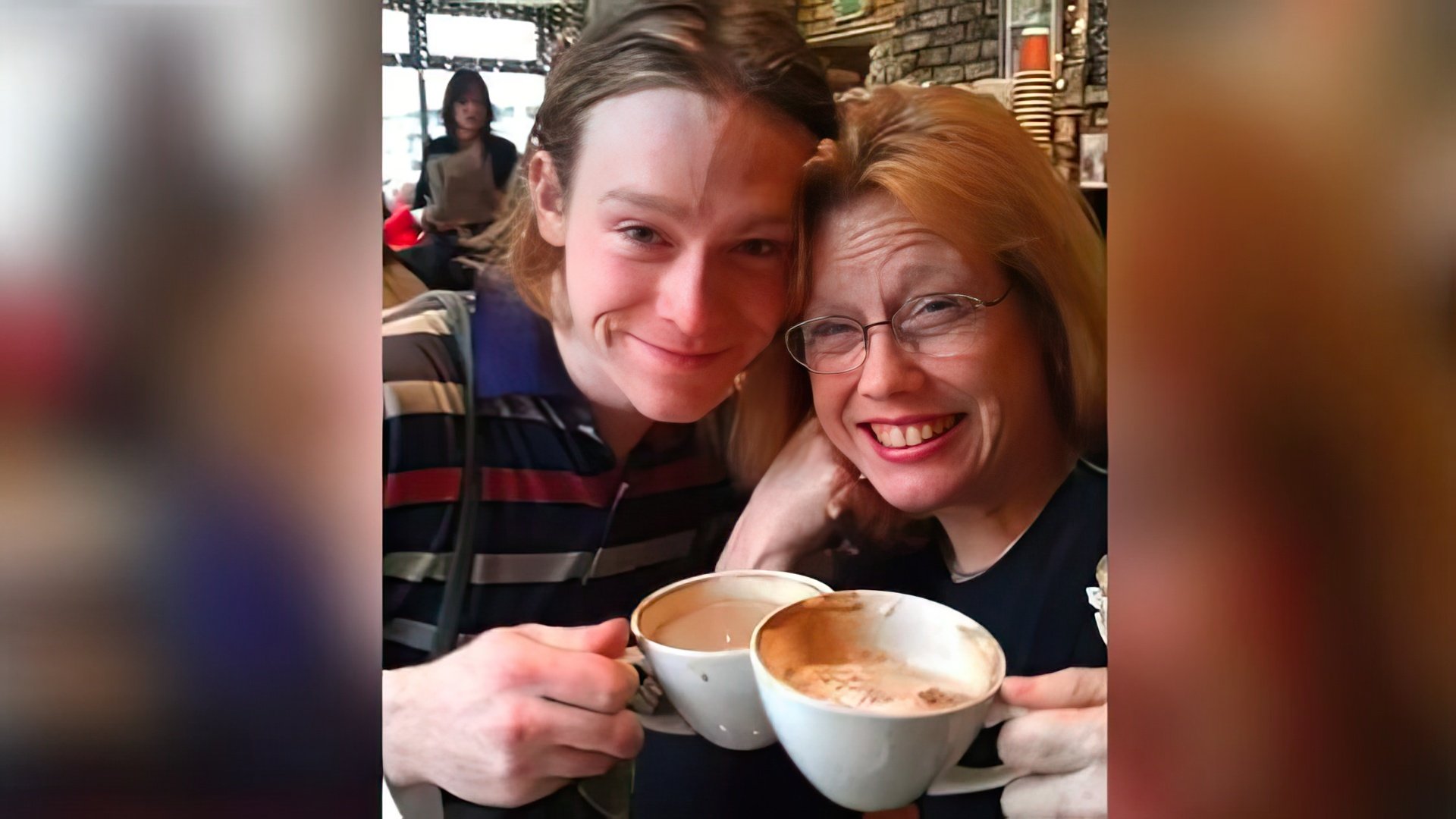 Caleb Landry Jones z mamą