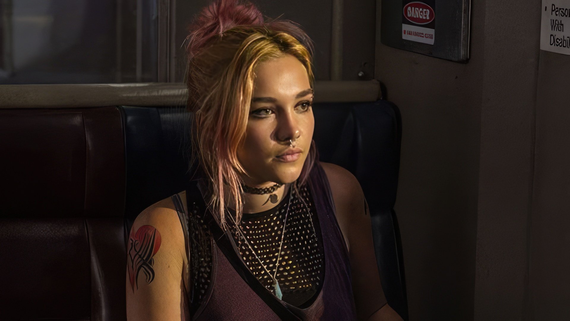 Florence Pugh w filmie The Commuter