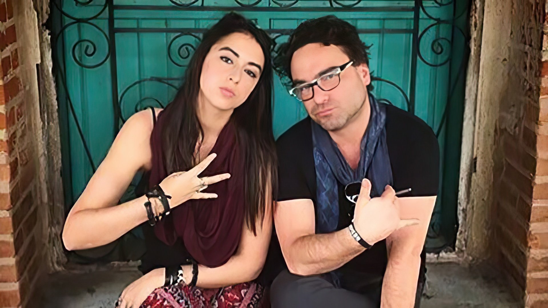 Johnny Galecki i Naomi Robin