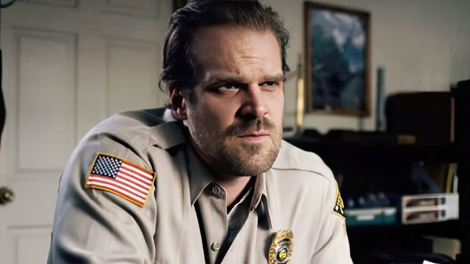 David Harbour jako szeryf Hopper
