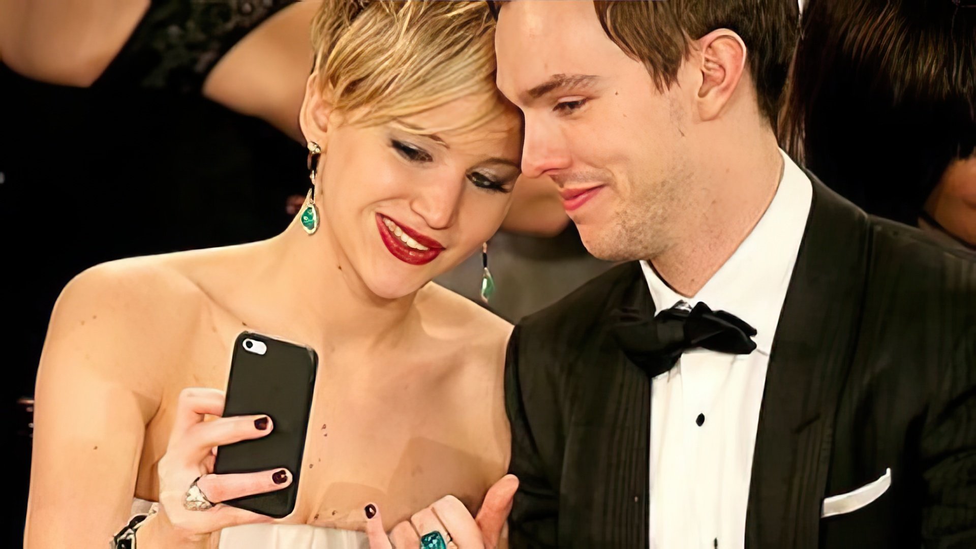 Przez długi czas dziewczyną Nicholasa Houlta była Jennifer Lawrence