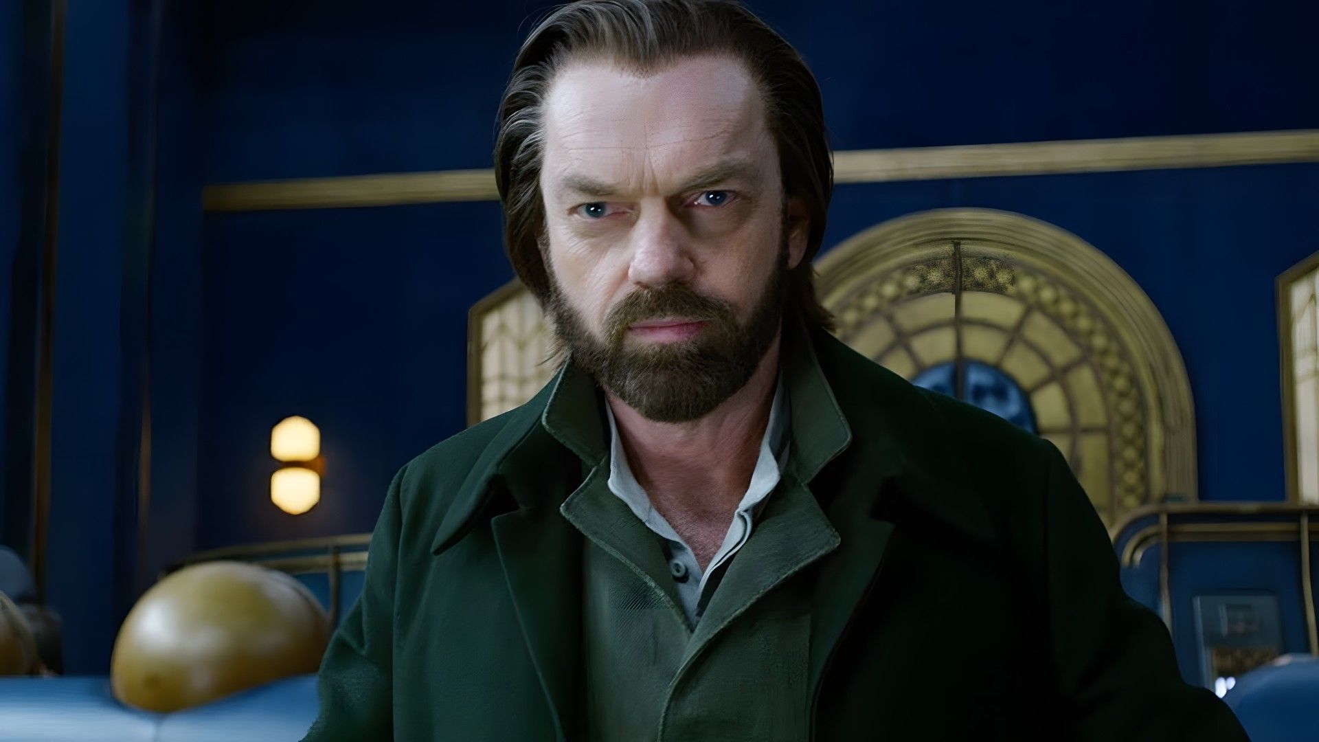 Hugo Weaving w Mortal Engines