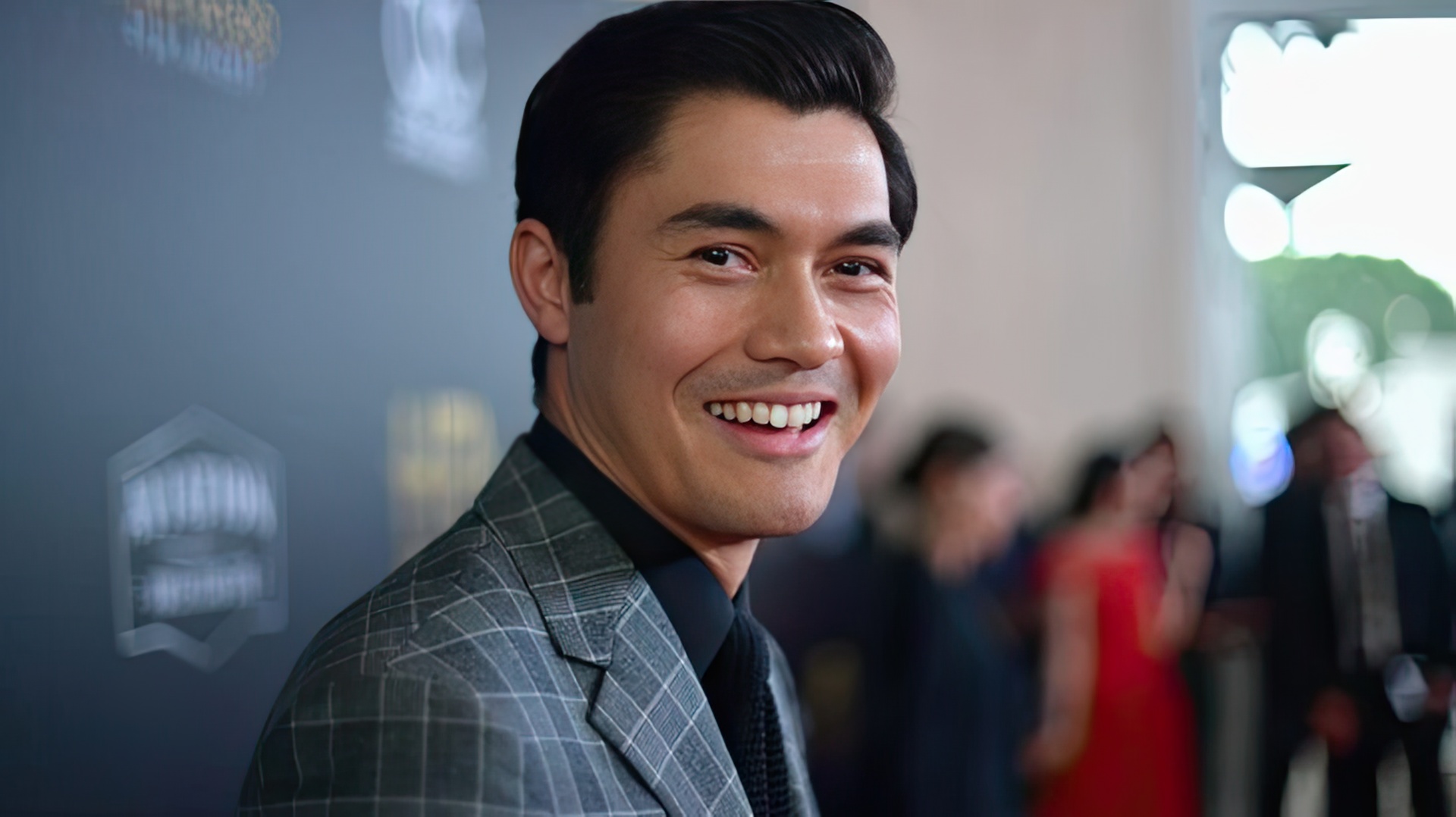 Henry Golding na zdjęciu