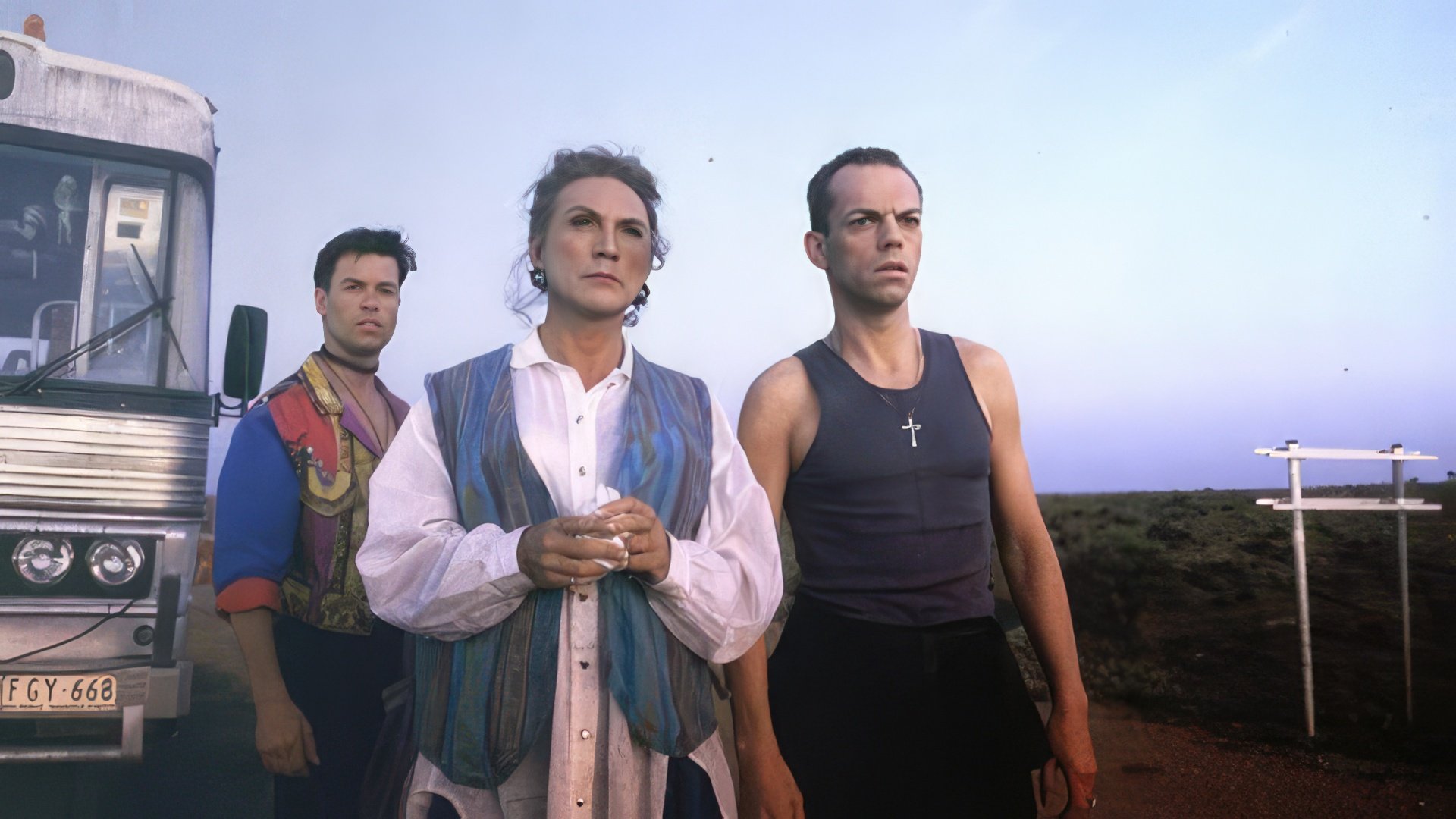 Hugo Weaving w filmie "The Adventures of Priscilla, Queen of the Desert"