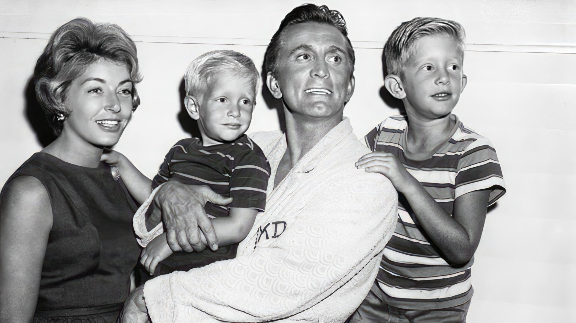 Kirk Douglas z żoną Anne Buydens i dziećmi