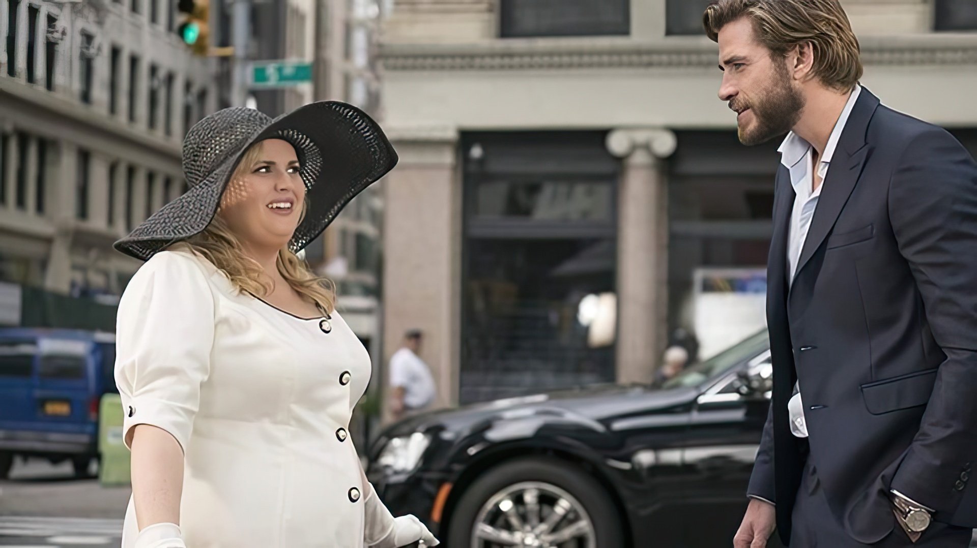 Rebel Wilson i Liam Hemsworth w filmie Isn't It Romantic