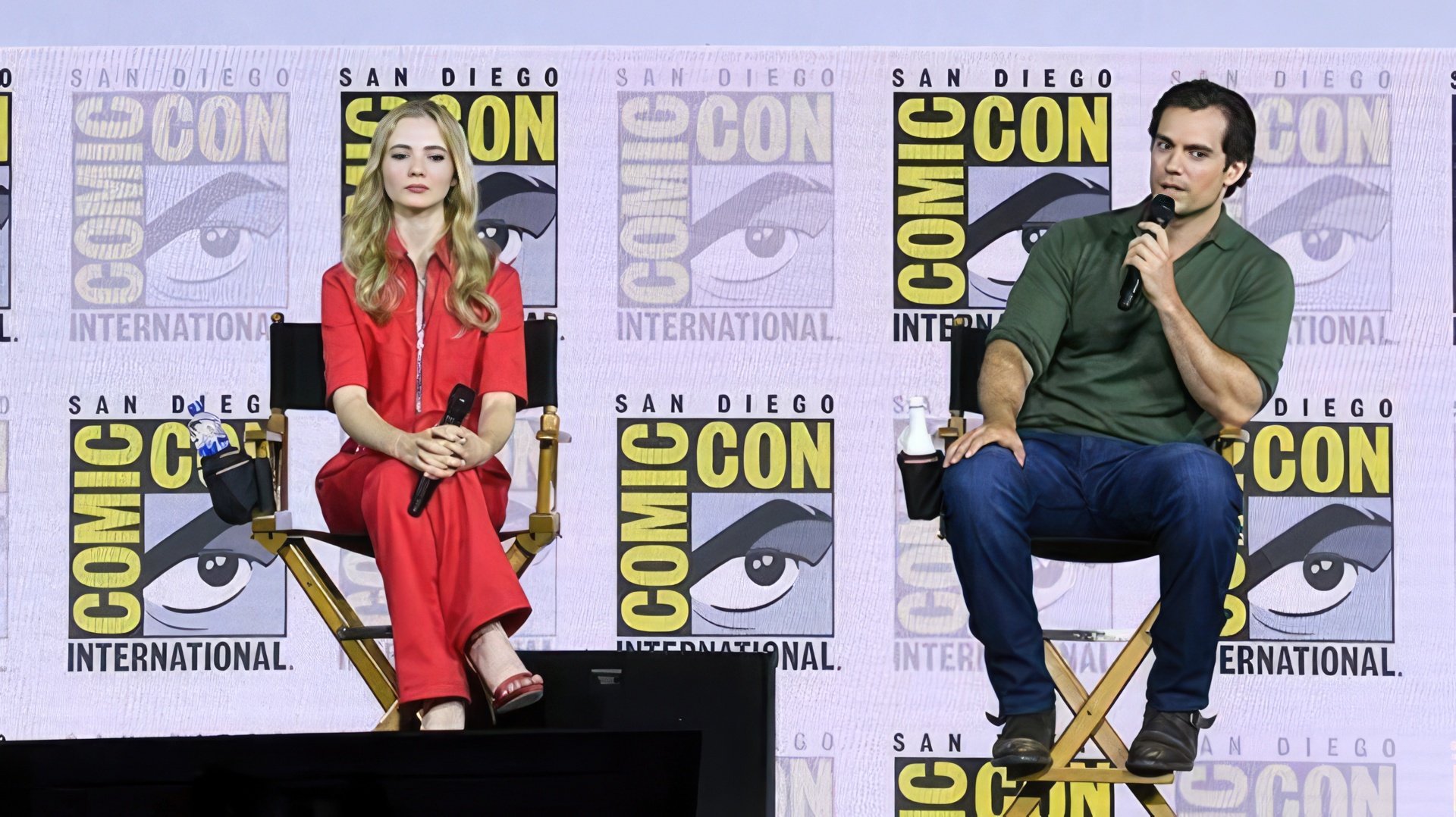 Freya Allan i Henry Cavill