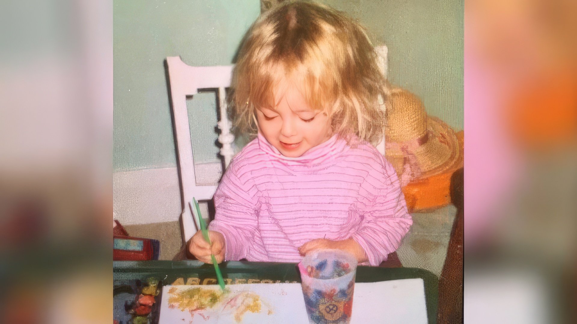 Freya Allan w dzieciństwie