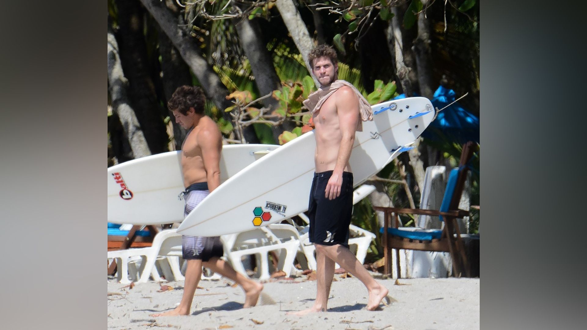 Liam Hemsworth jest doskonałym surferem