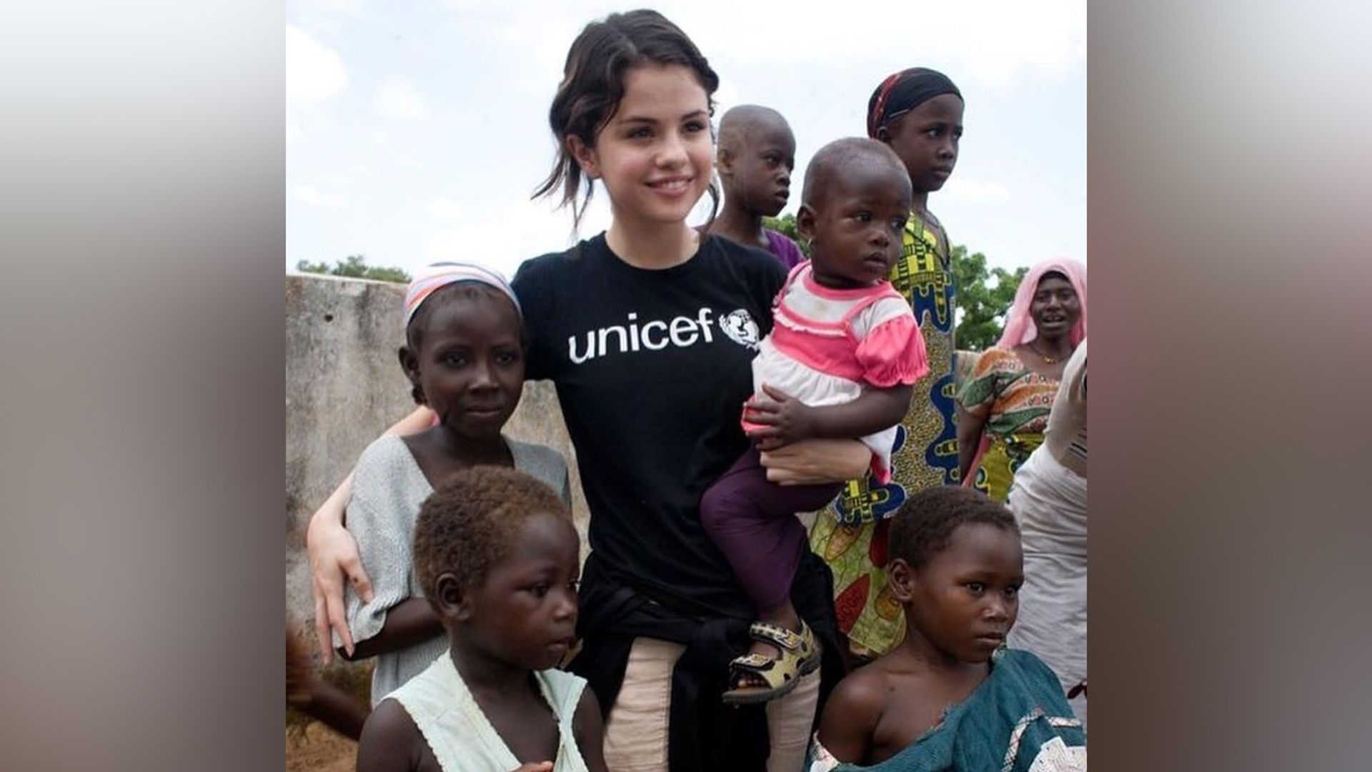 Selena Gomez podczas wizyty w Ghanie