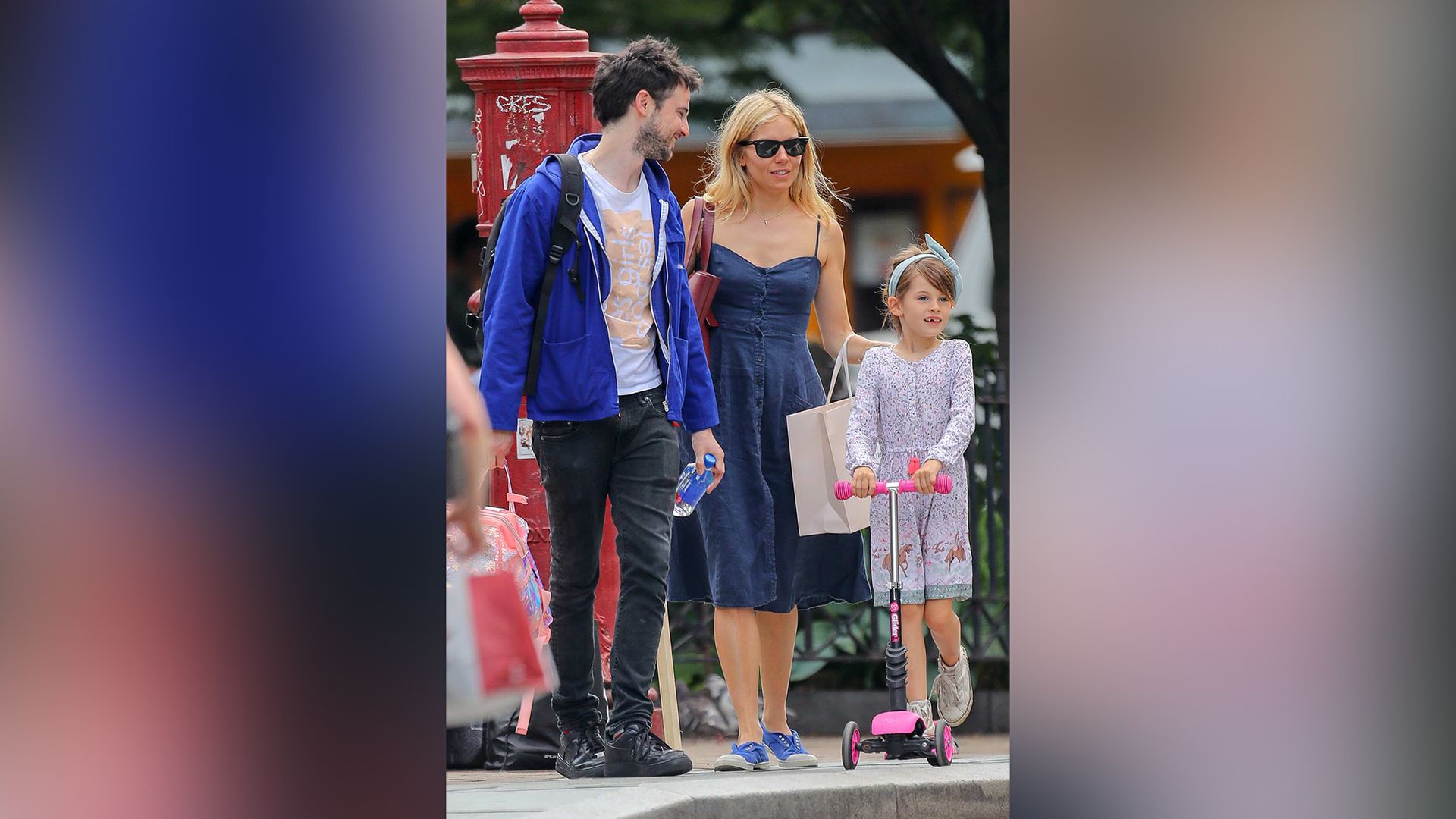 Tom Sturridge i Sienna Miller z ich córką