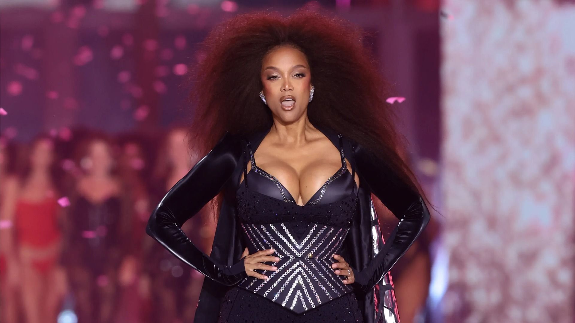 Tyra Banks na pokazie Victoria's Secret w 2024 roku