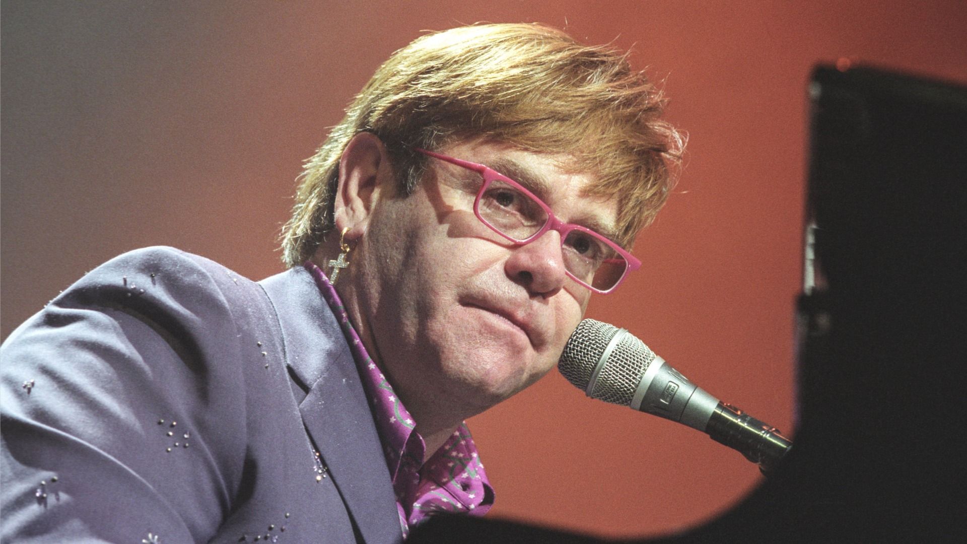 Piosenkarz Elton John opowiedział, że z powodu chorób „mało co z niego zostało”.