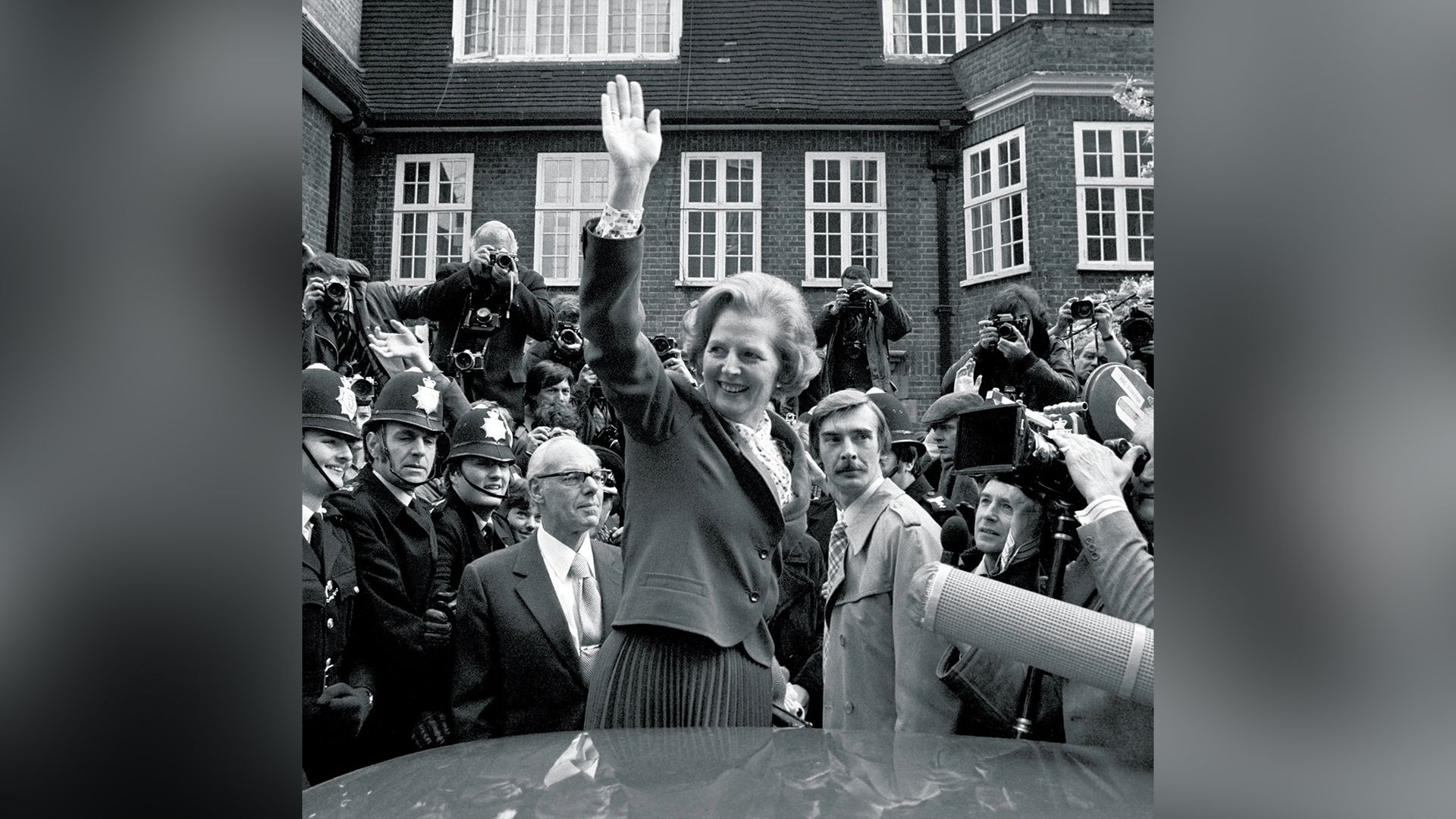 Margaret Thatcher przybywa do siedziby partii po dniu wyborów