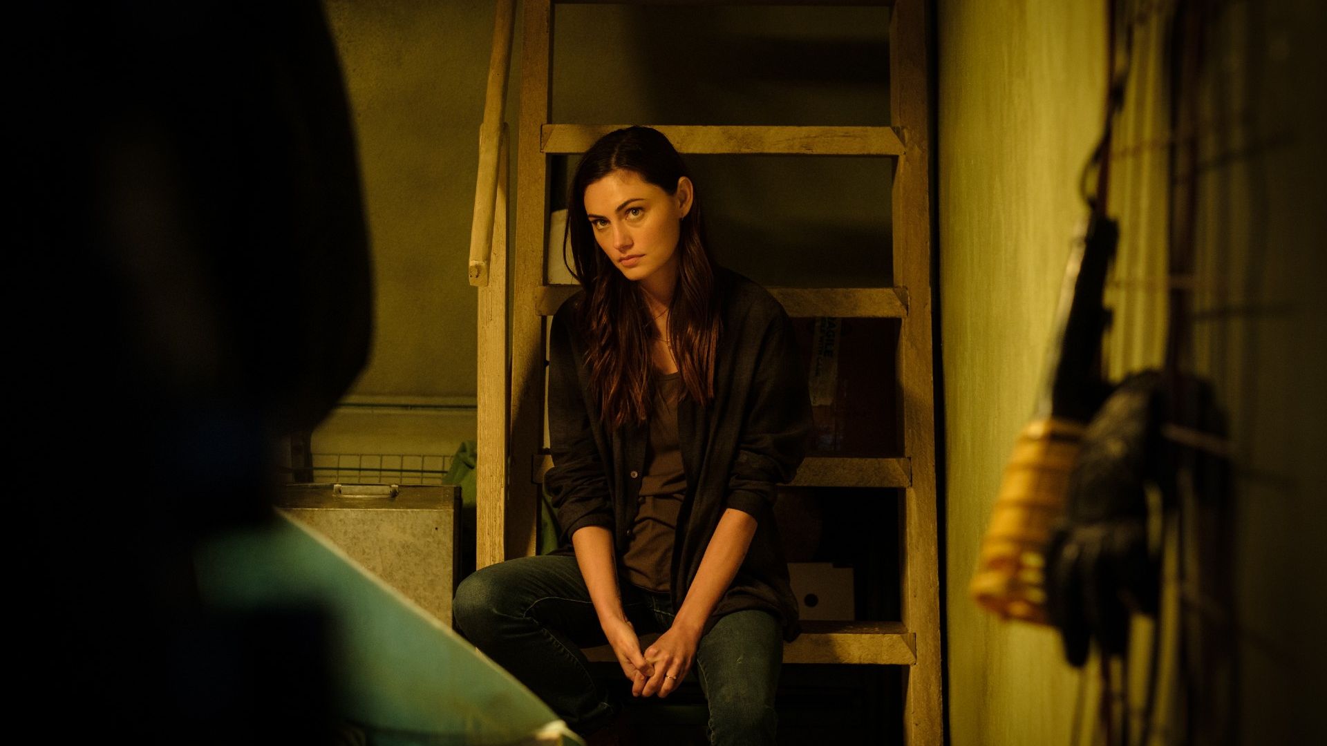 Phoebe Tonkin na planie 'Night Shift'