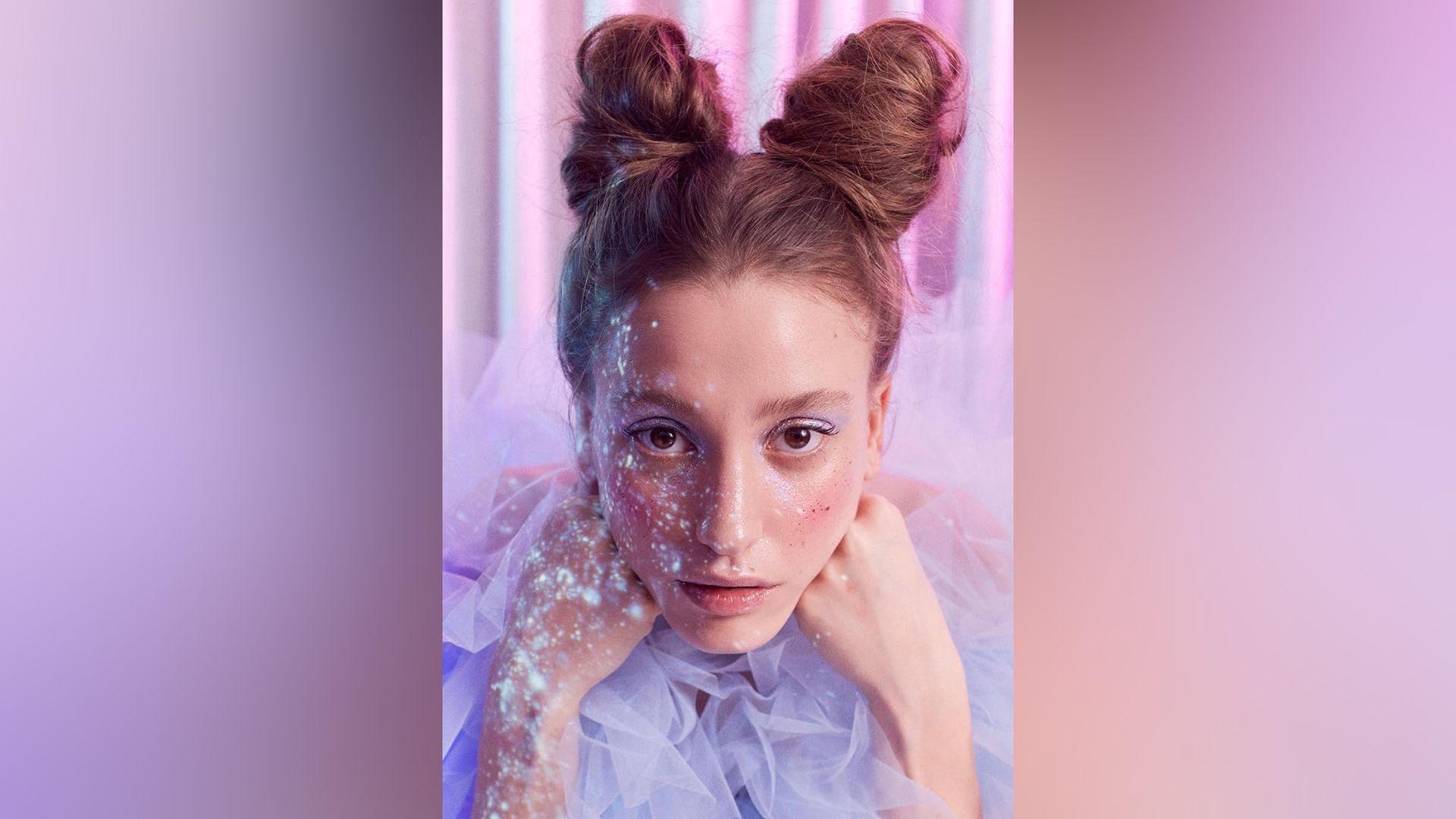 Serenay Sarikaya w musicalu 'Alice in Wonderland'