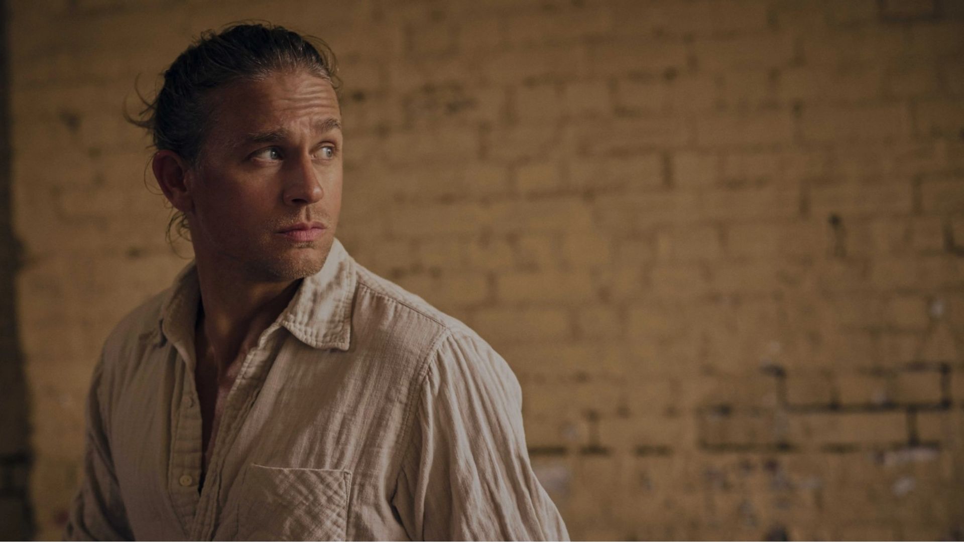 Charlie Hunnam w serialu Shantaram