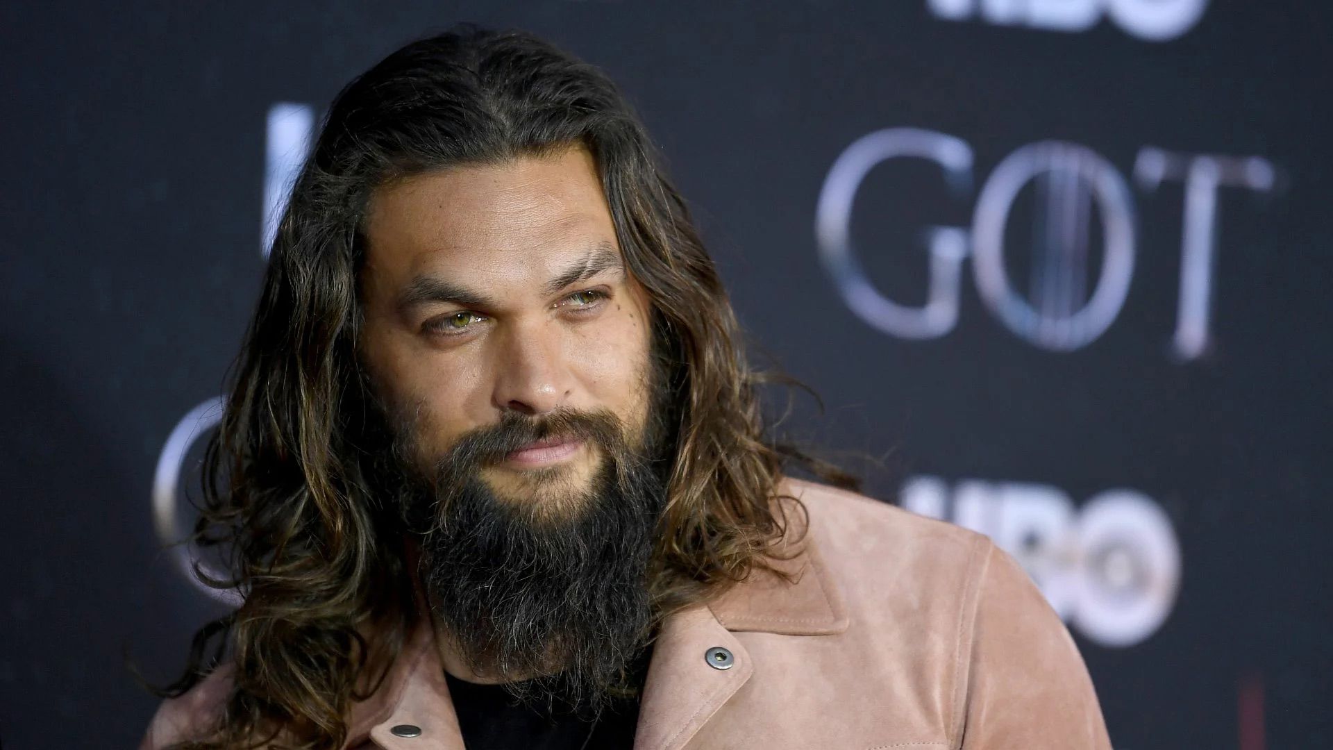 Aktor Jason Momoa według horoskopu jest Lwem