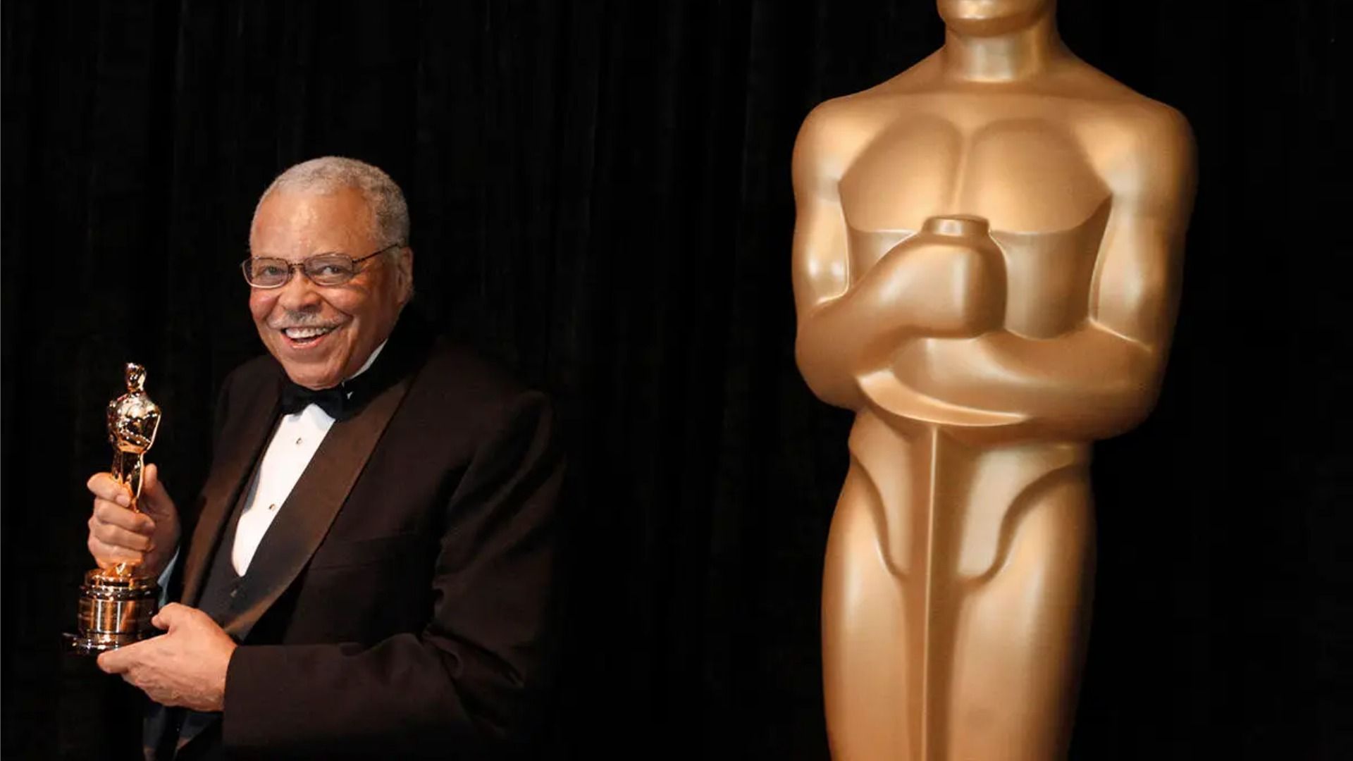 James Earl Jones otrzymuje Oscara