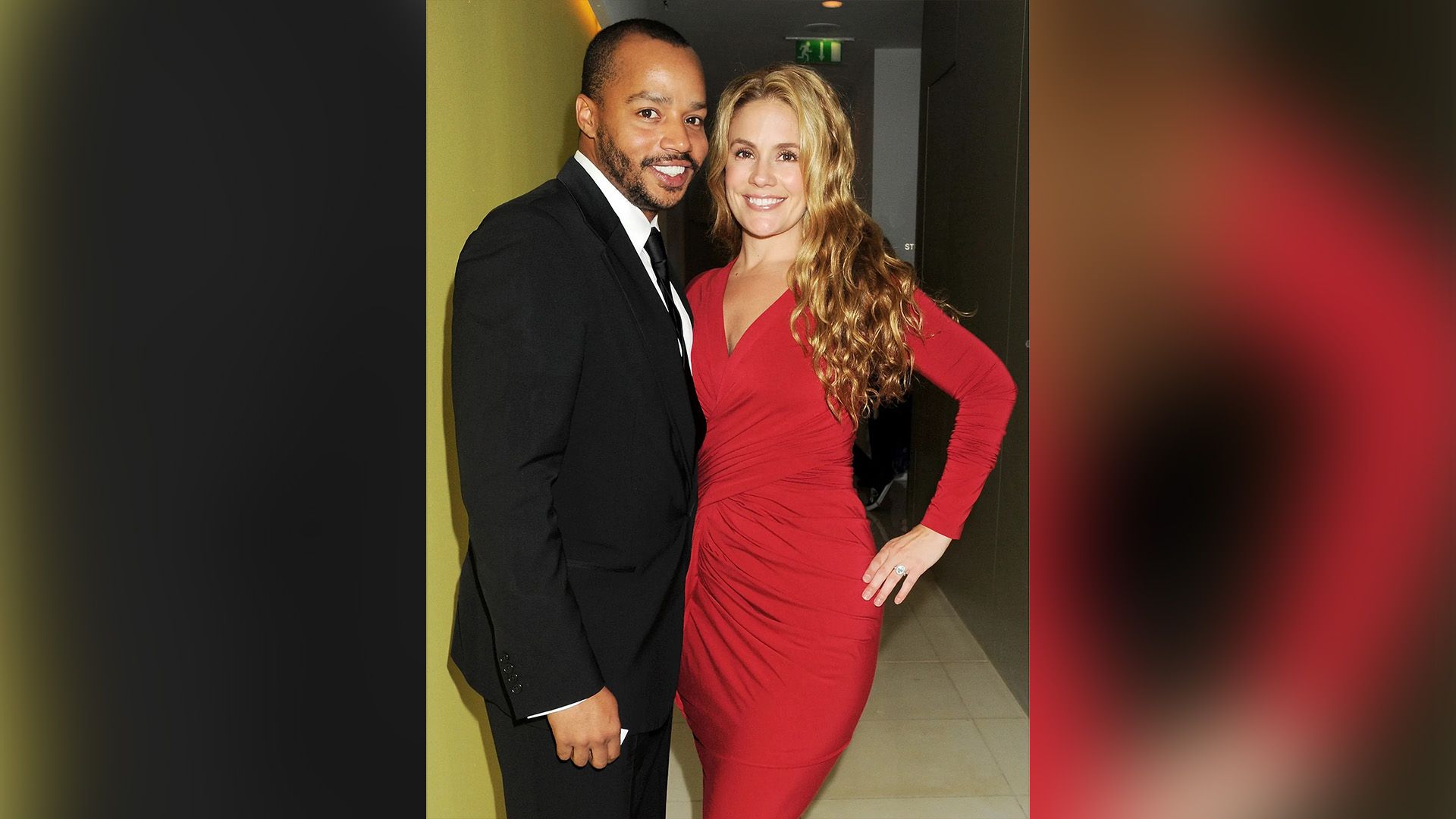 Donald Faison w czarnej marynarce i CaCee Cobb w długiej czerwonej sukni