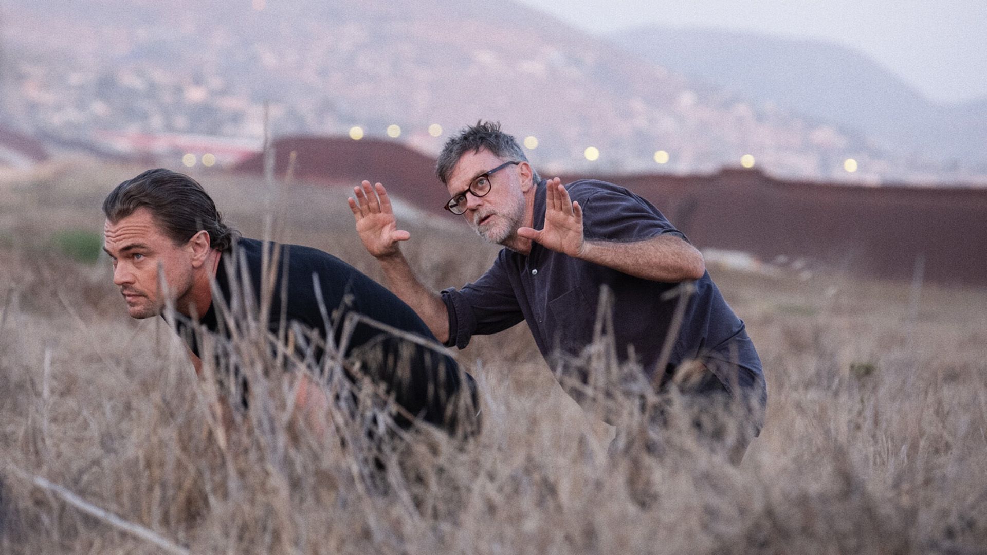 Paul Thomas Anderson i Leonardo DiCaprio idący skuleni przez wysoką trawę