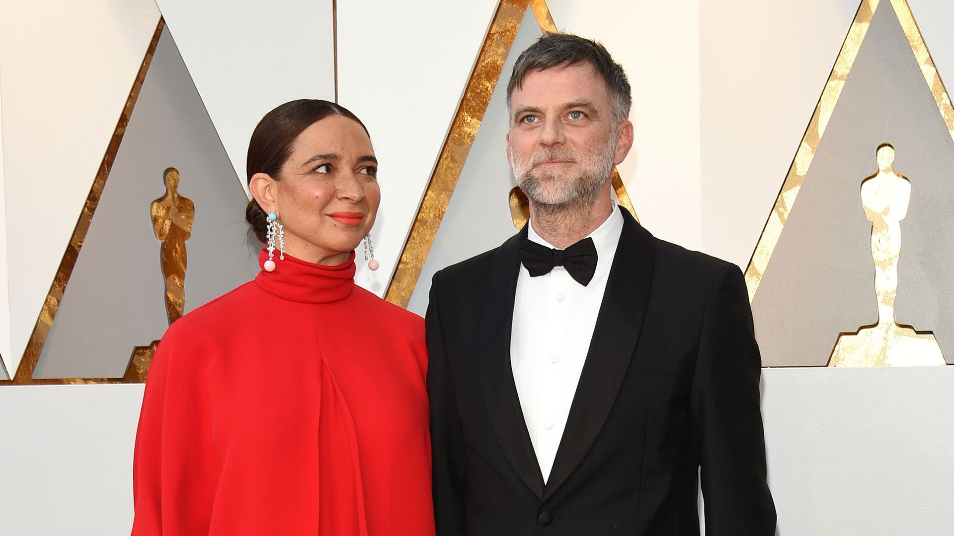 Paul Thomas Anderson w smokingu i Maya Rudolph w czerwonej sukni na ceremonii Oscarów