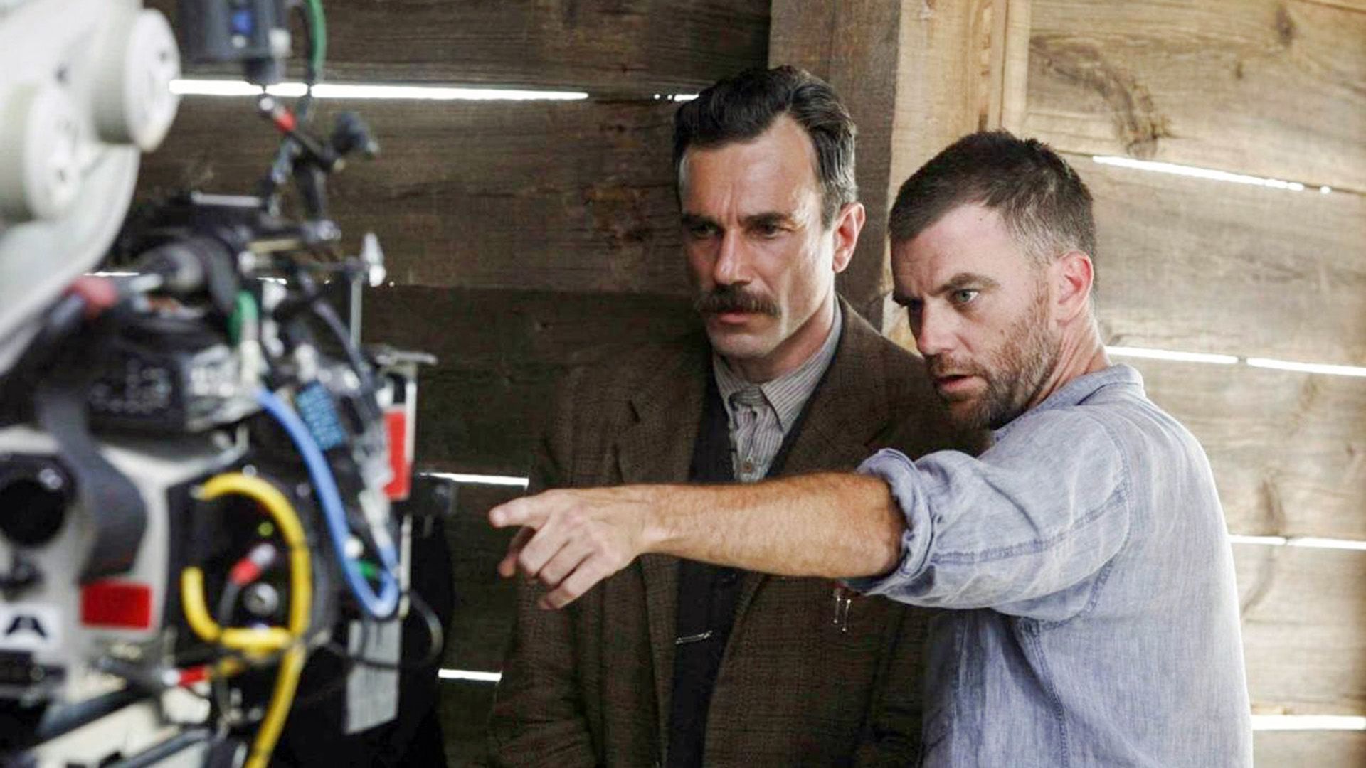 Paul Thomas Anderson wskazuje ręką Danielowi Day-Lewisowi kierunek w stronę kamery