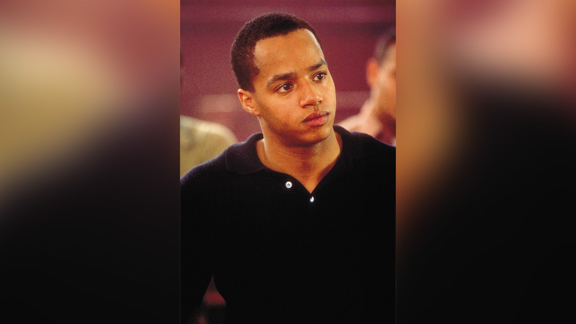 Młody Donald Faison w czarnej koszulce polo
