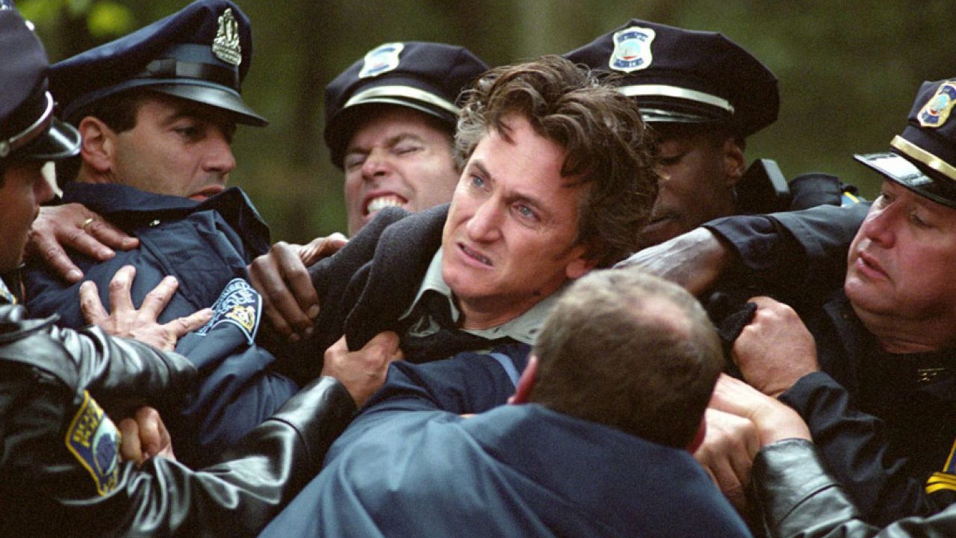 Rozwścieczony Sean Penn powstrzymywany przez pięciu umundurowanych policjantów